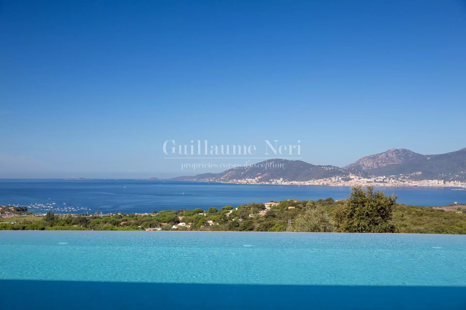 Villa LEA-5 chambres, piscine, vue mer panoramique sur le golfe d'Ajaccio