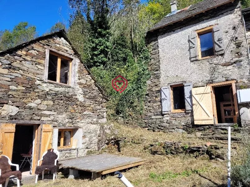 Petite maison et grange aménagée