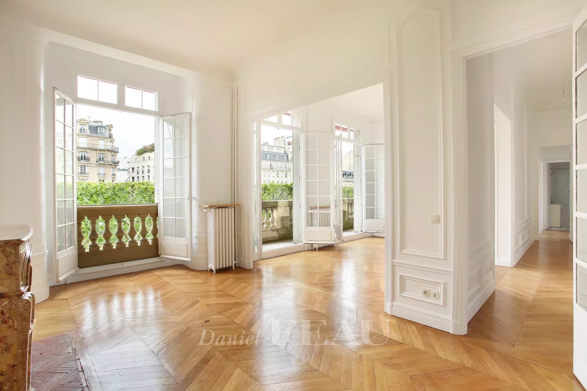 Entrance Wooden floor Sliding windows