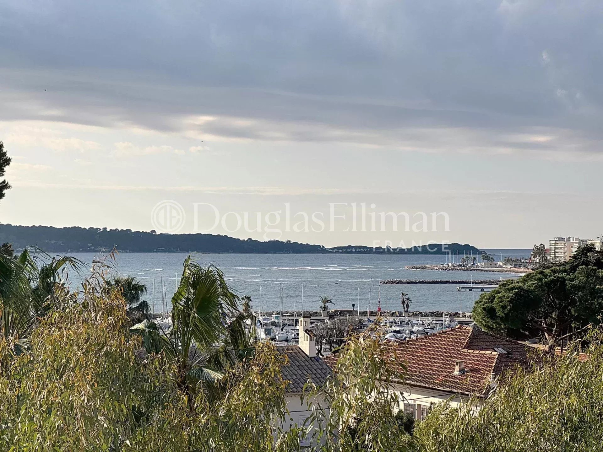 CANNES PALM BEACH – Appartement rénové avec vue mer - Image nᵒ3