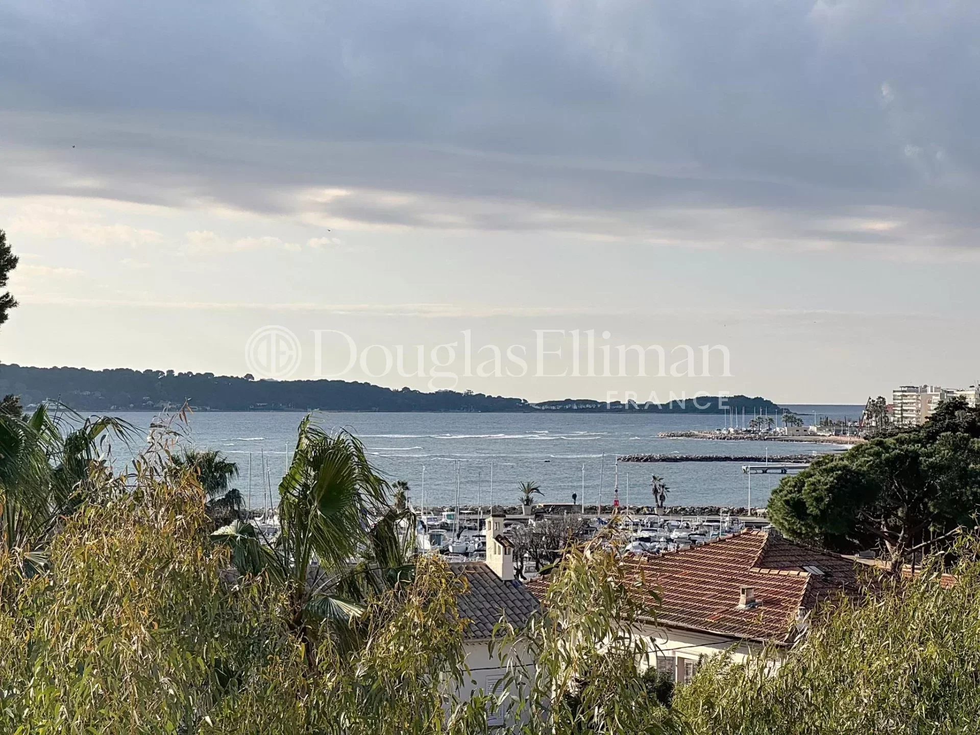 CANNES PALM BEACH – Appartement rénové avec vue mer - Image nᵒ3
