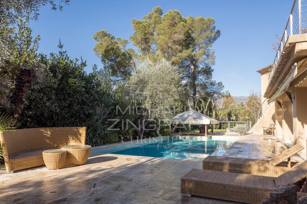 Villa for sale in Roquefort-les-pins — Roquefort-les-Pins : Provençal Property in a Gated Estate