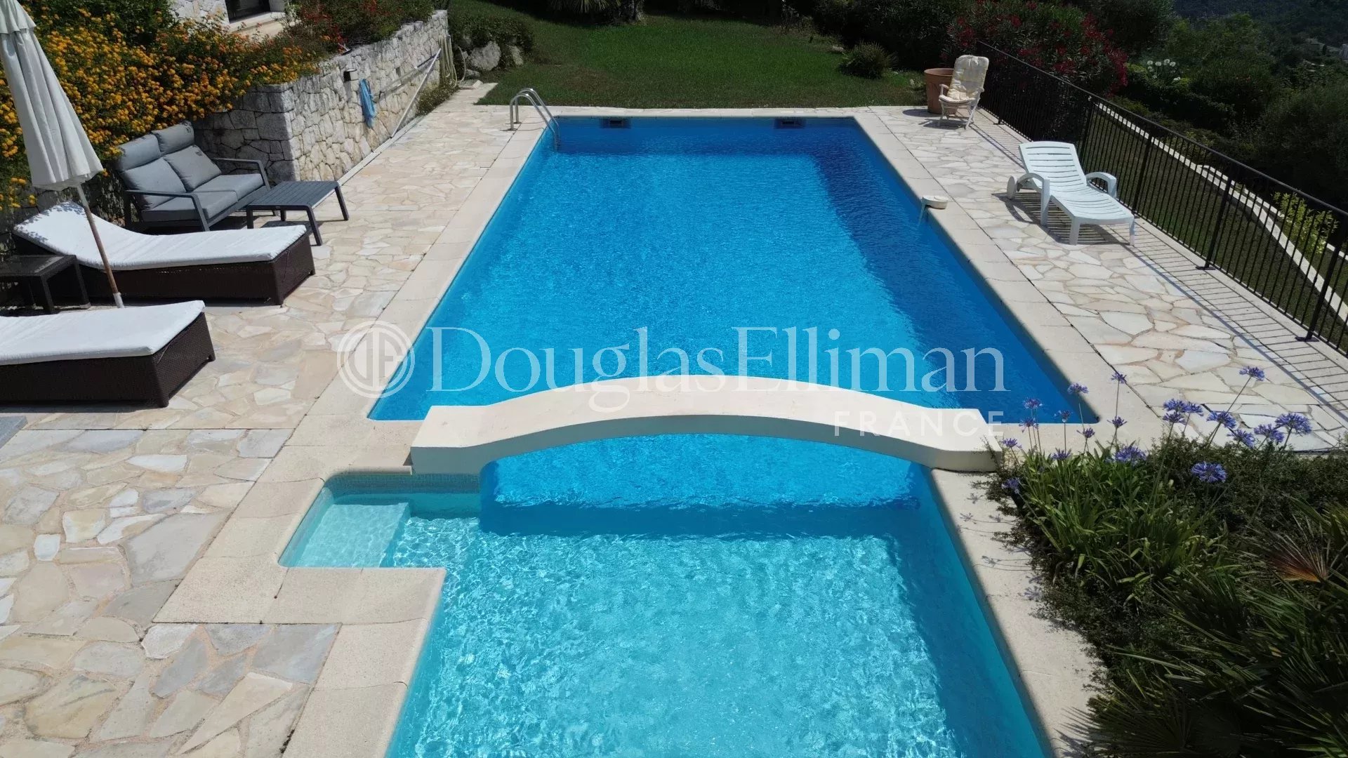 VENCE : Une très belle villa contemporaine avec vue mer panoramique - Image nᵒ3