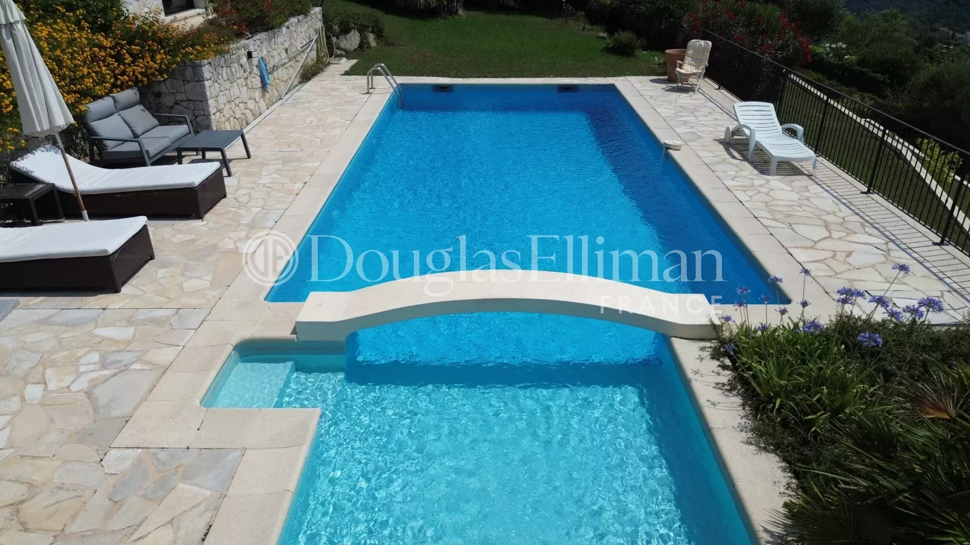 VENCE : Une très belle villa contemporaine avec vue mer panoramique - Image nᵒ3