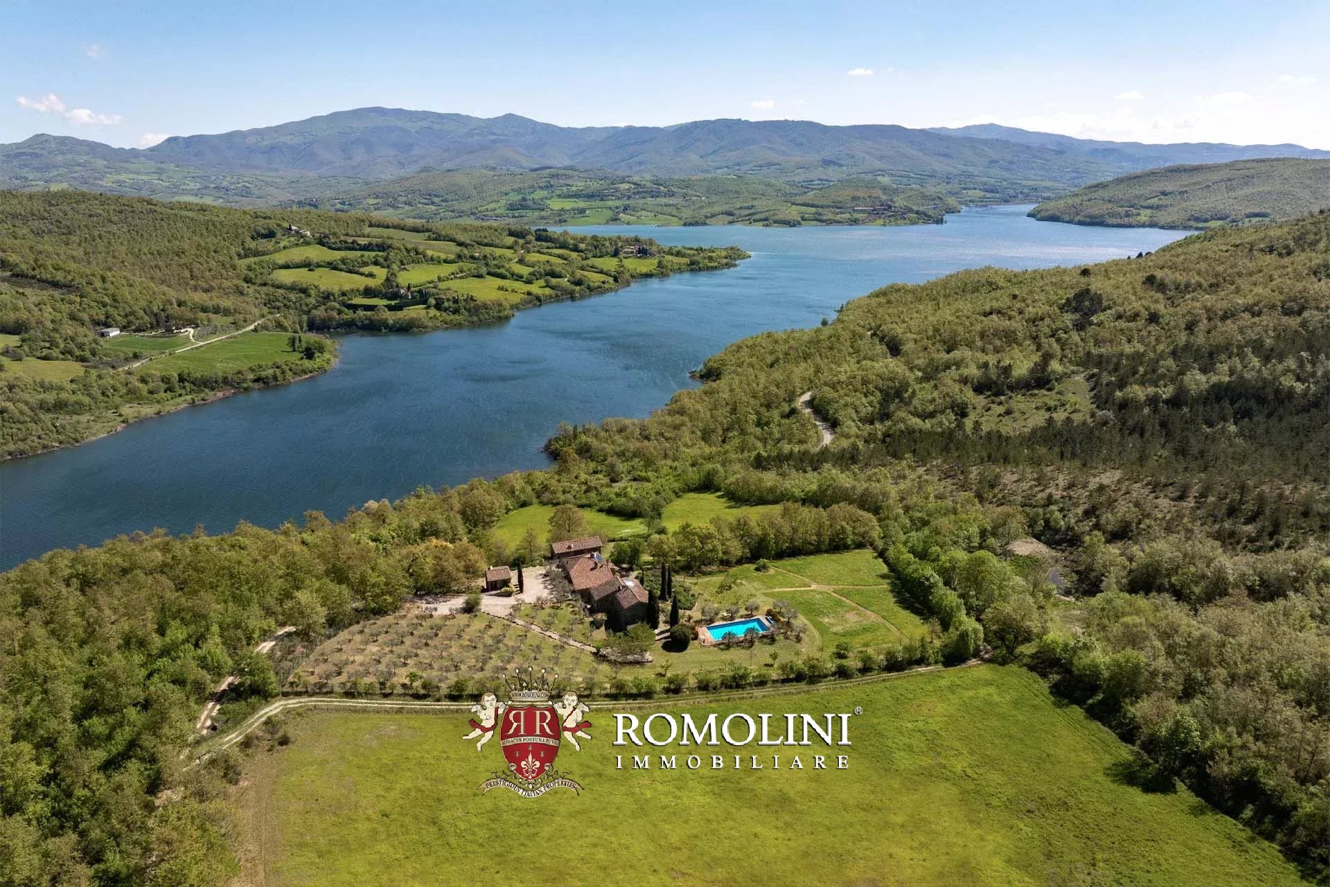 SANIERTER WEILER MIT SEEBLICK ZU VERKAUFEN IN ANGHIARI, TOSKANA