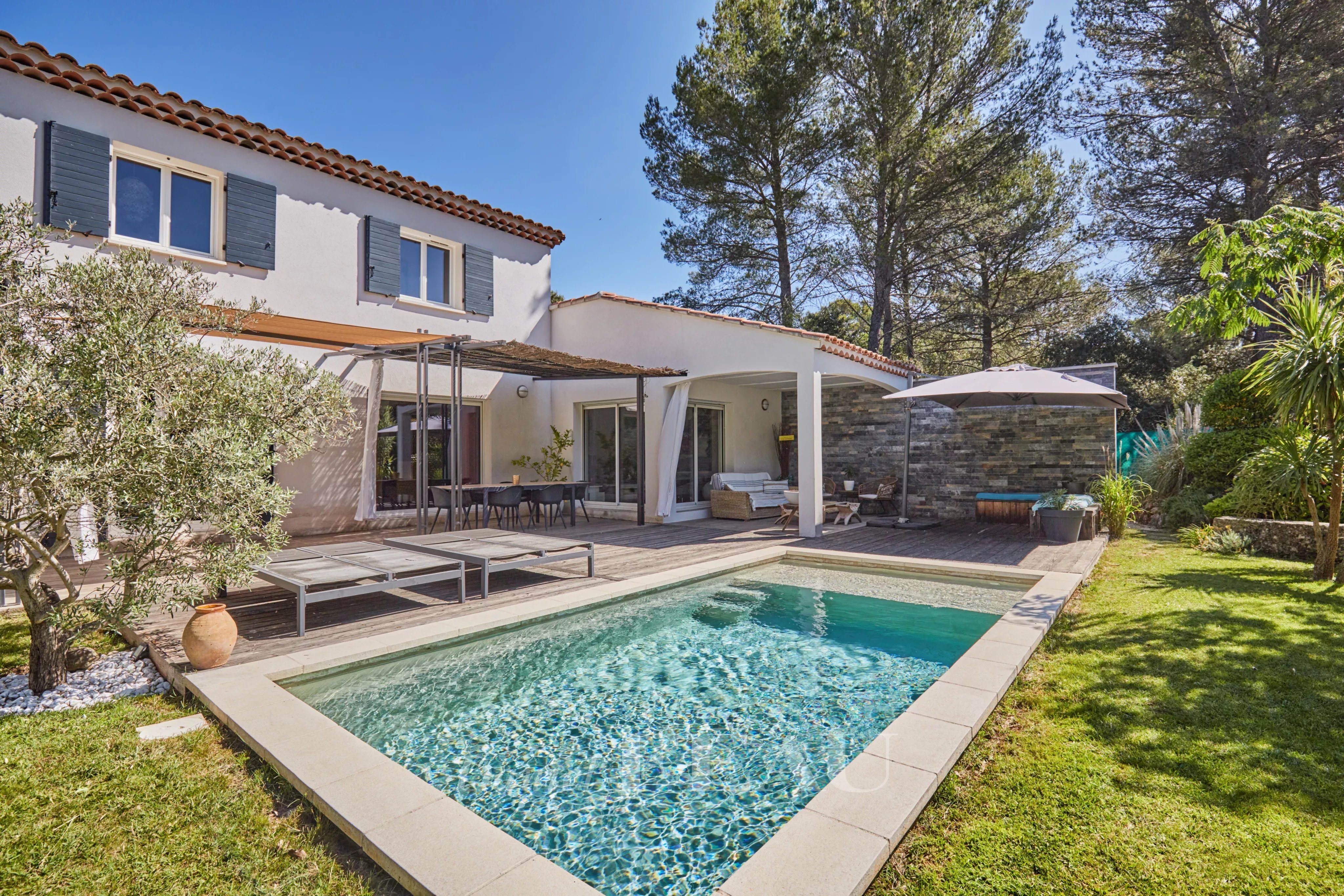 Aix-en-Provence countryside – A recent property in a peaceful leafy environment