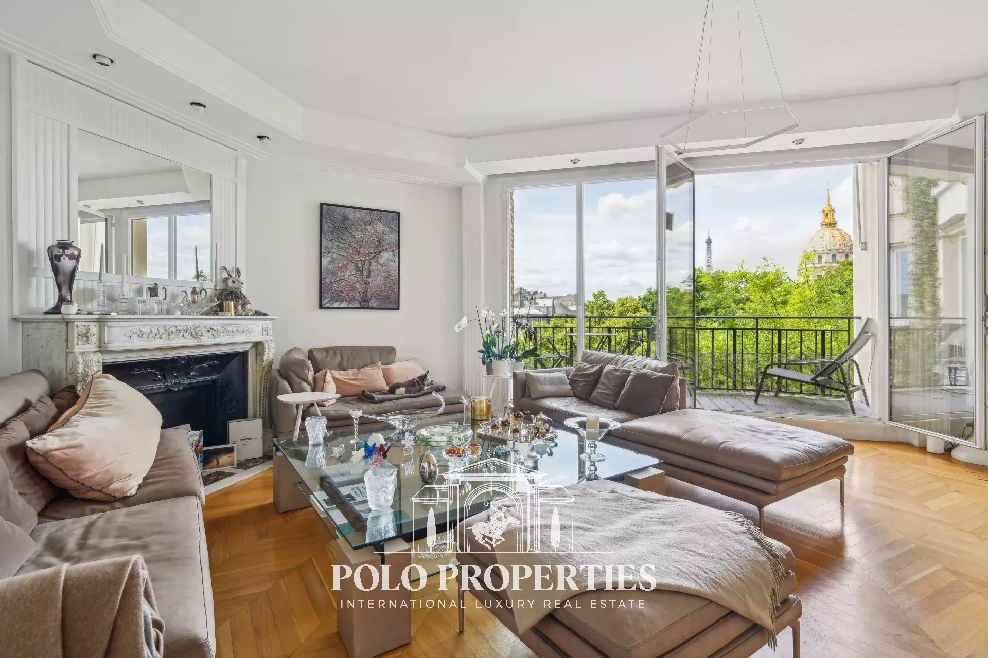 High floor apartment - View of the Dôme des Invalides and the Eiffel Tower