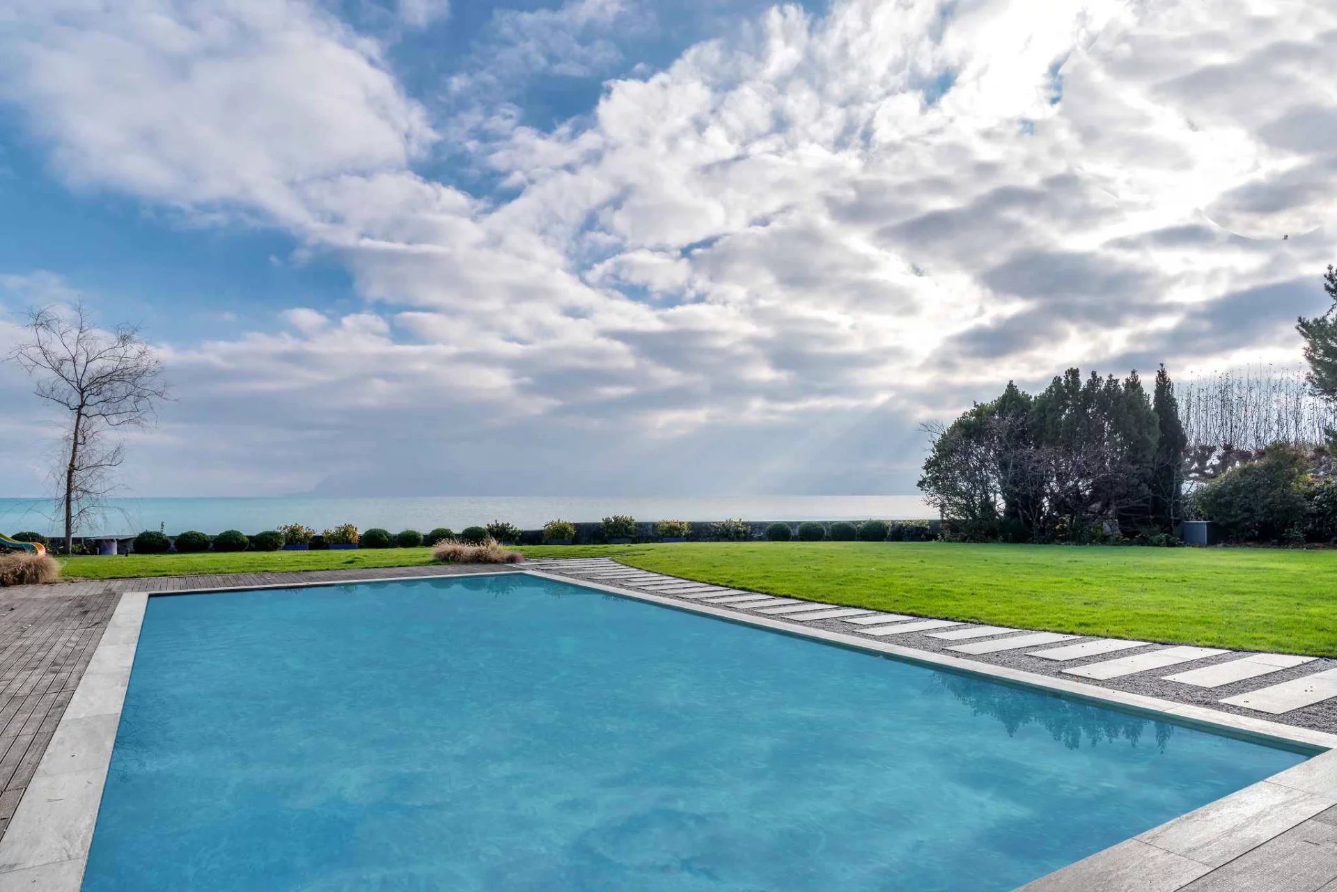 Villa contemporaine pieds dans l'eau avec piscine