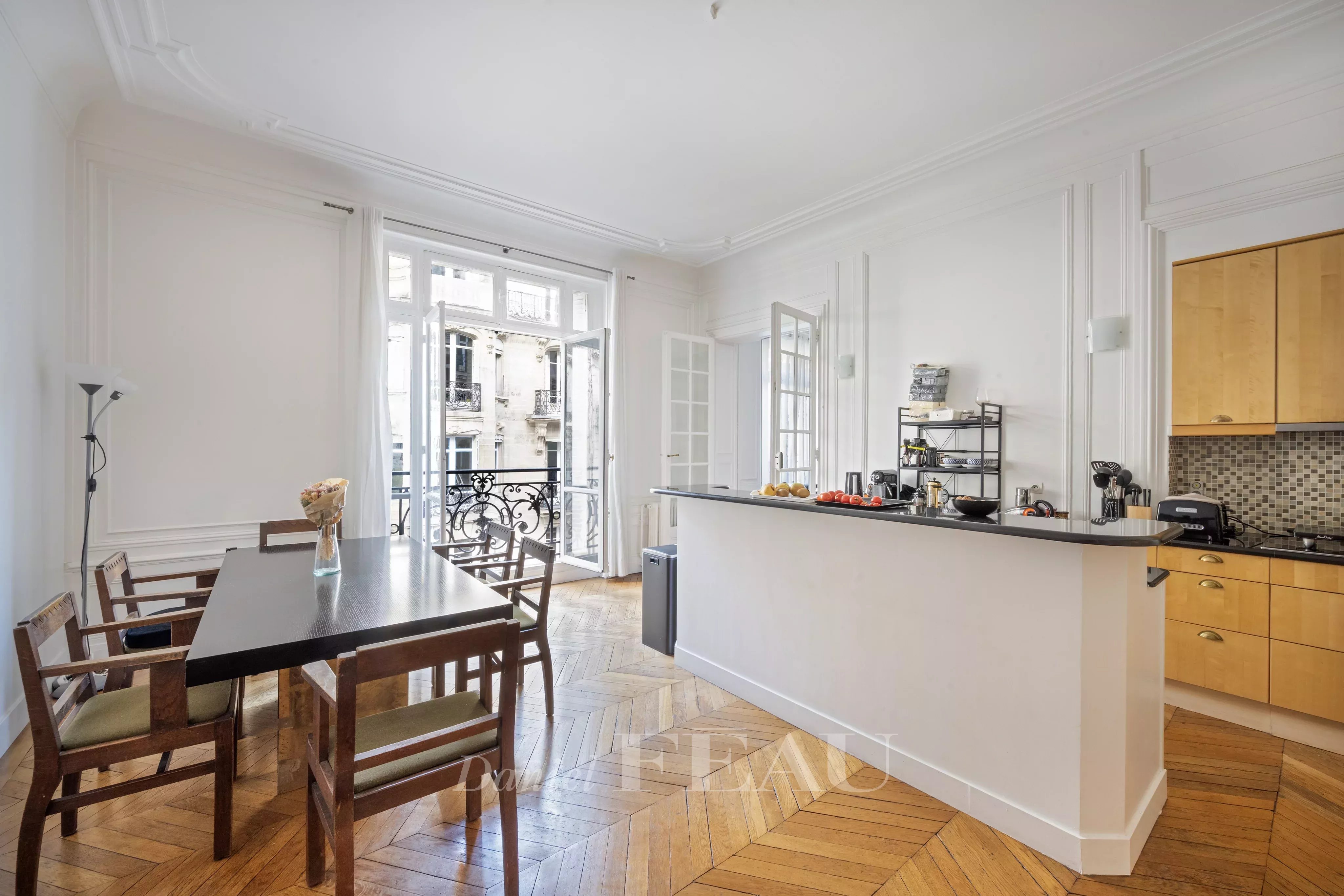 salle à manger avec cuisine américaine