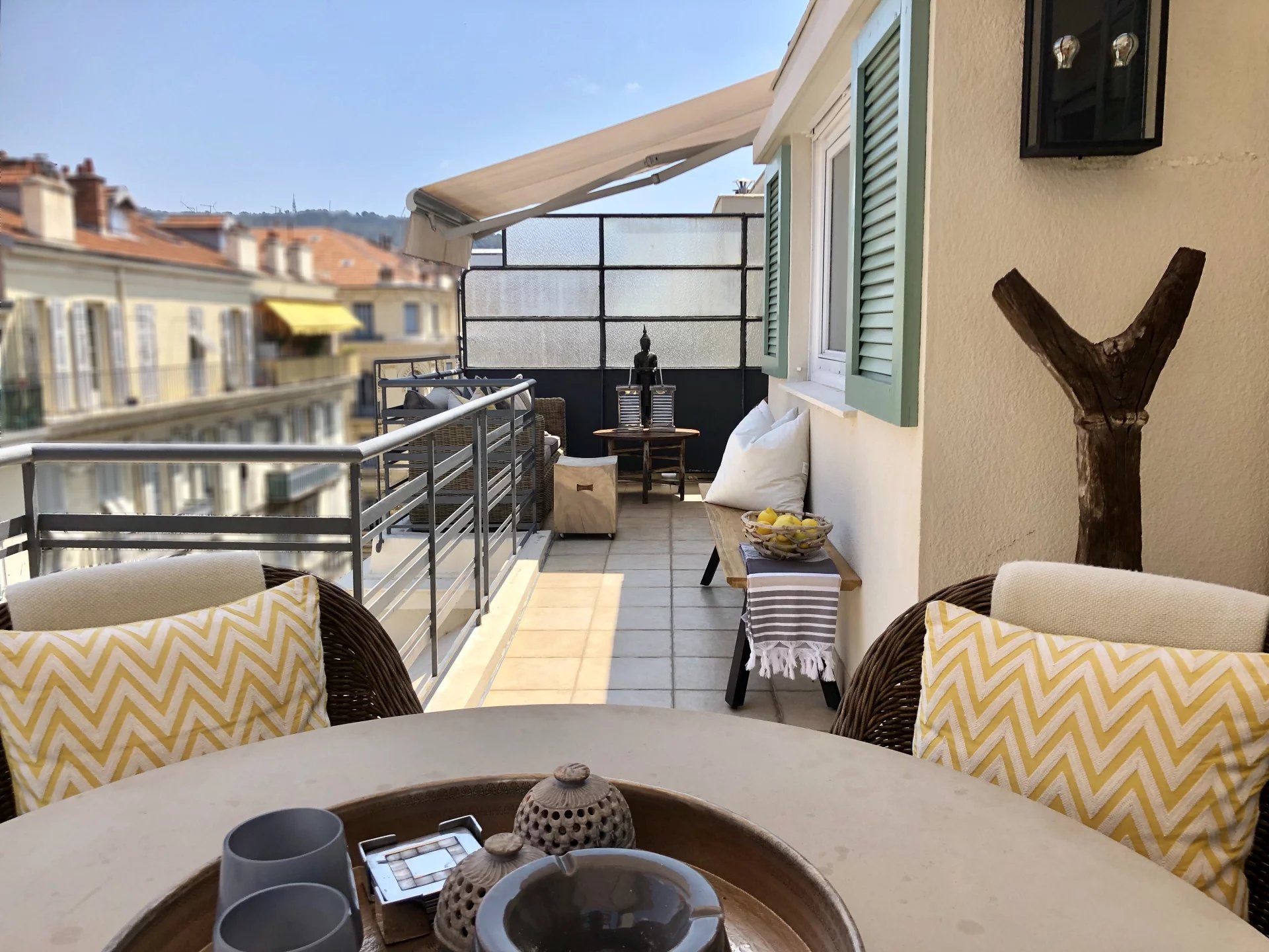 Exclusivité - Nice Centre - Dernier étage avec terrasse de 20m² - Magnifique et spacieux 2 pièces