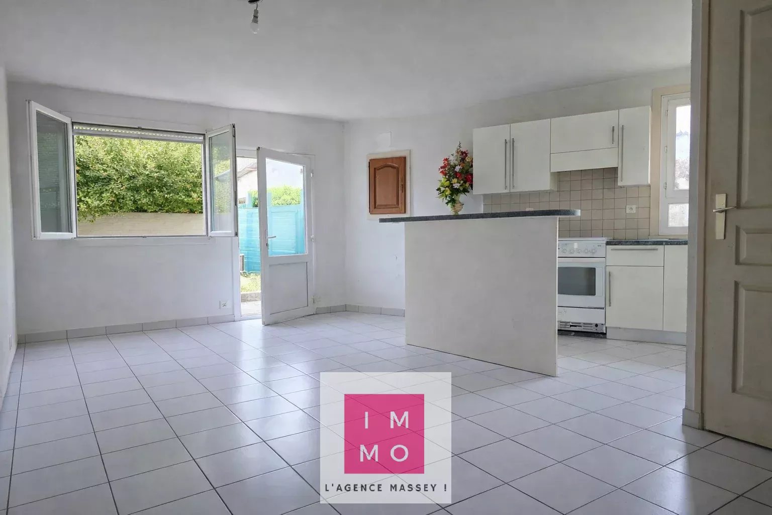 APPARTEMENT T3 PLAIN PIED 78m² + ATELIER/DEPOT 222m² + Dépendances 140m²