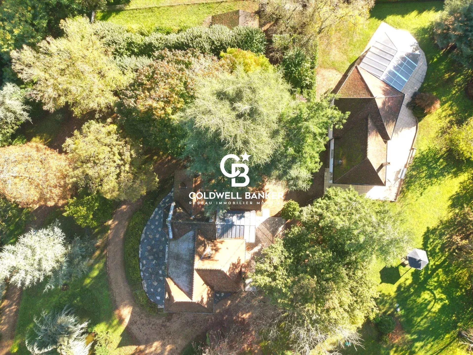 Maison de caractère de 210 m² avec dépendances et piscine, proche du Cher