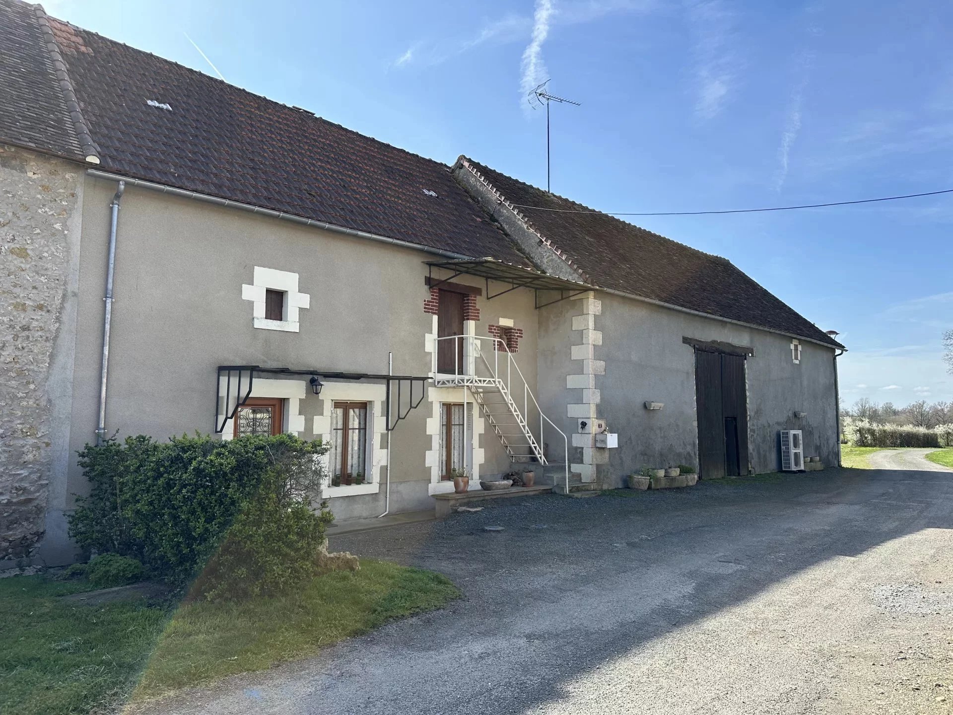 Semi-detached house with diverse outbuildings and 4000m² of land