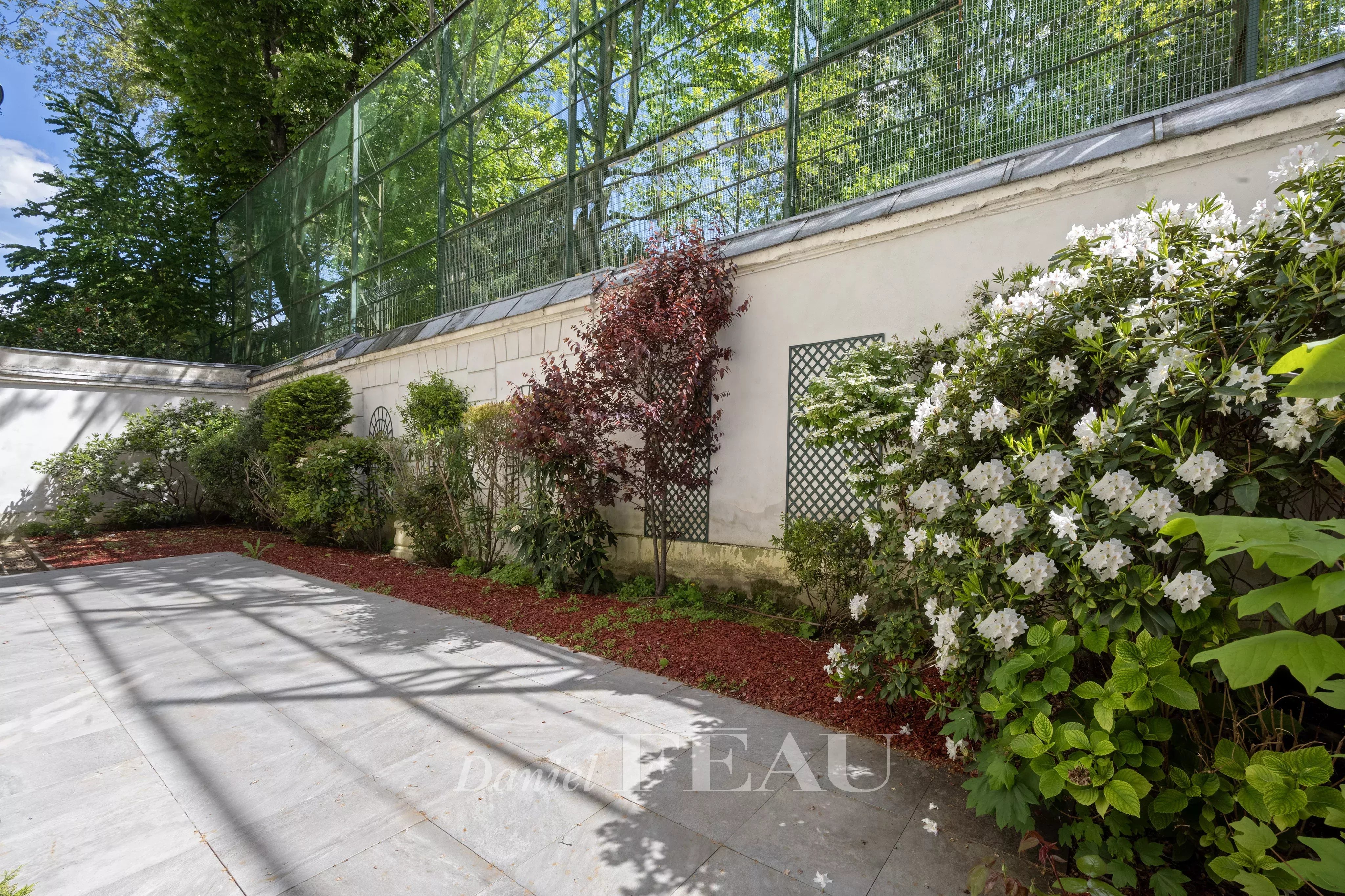 JARDIN 125 M² ACCES CHAMBRES ET SEJOUR