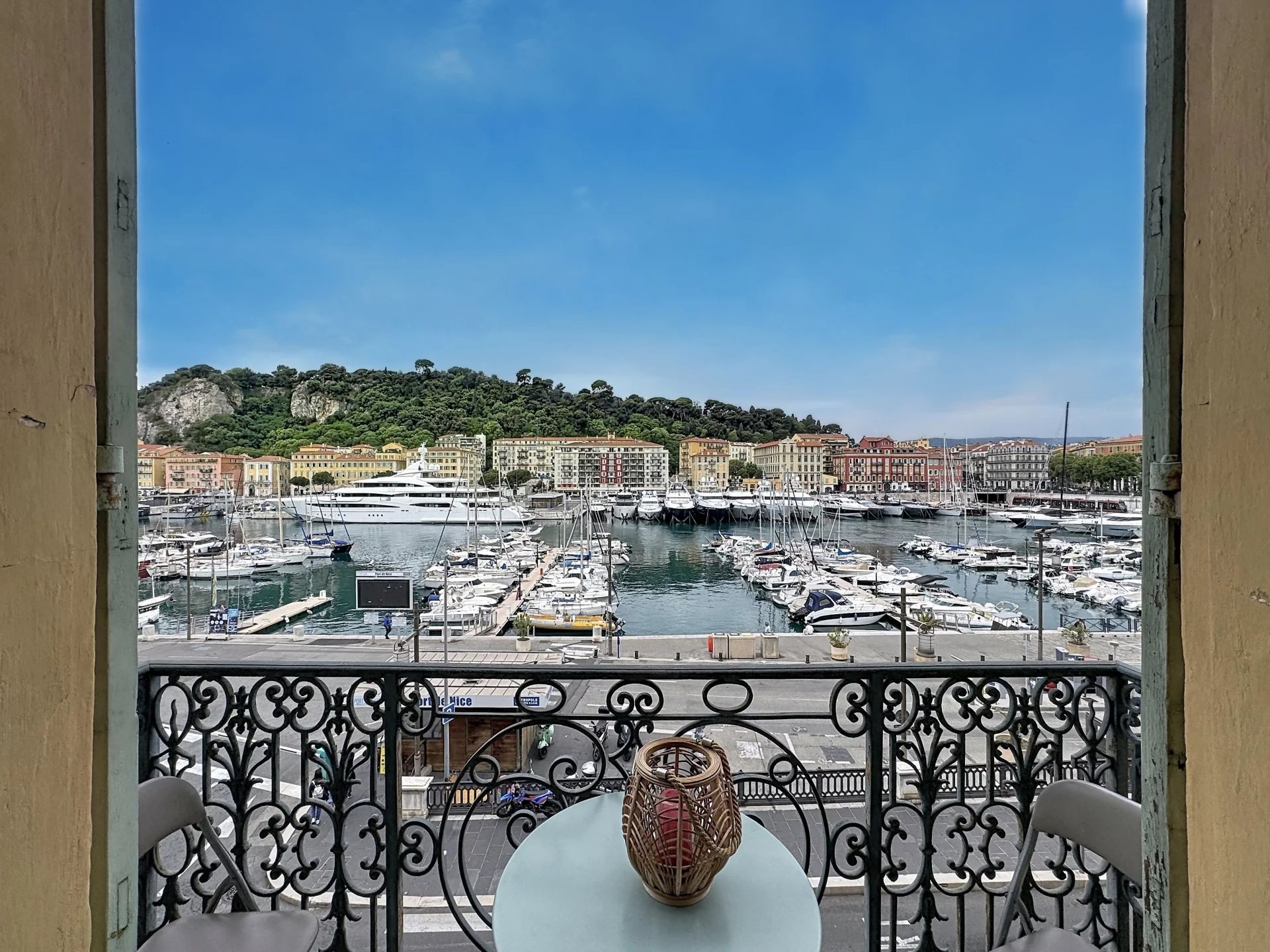 Appartement de charme avec vue port à Nice Le Port