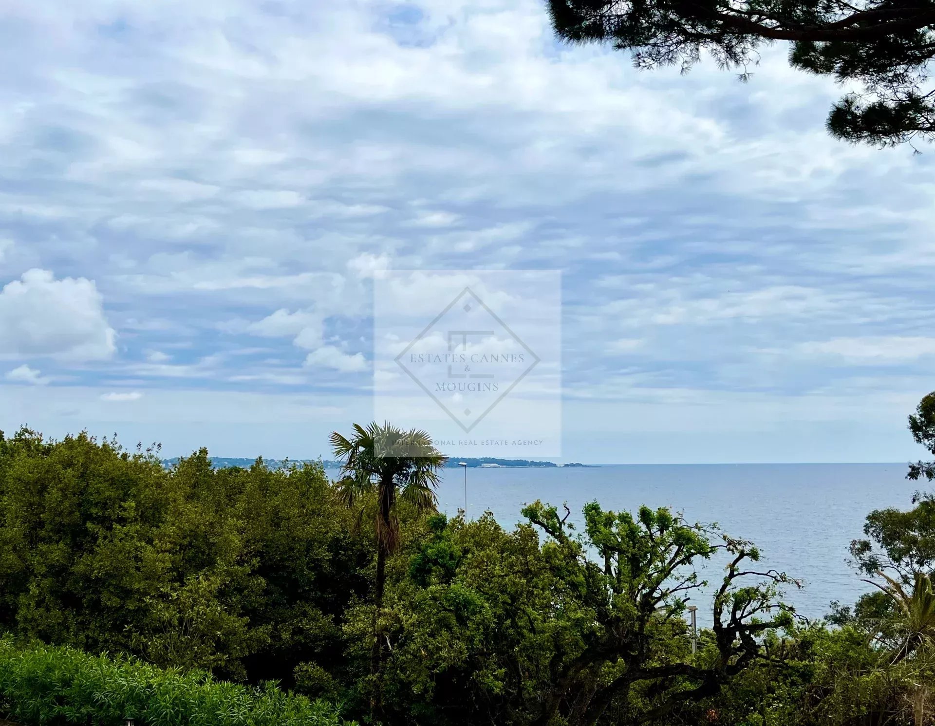 Villa de luxe à Cannes : Écrin d'élégance avec vue mer panoramique dans un domaine privé — photo 2