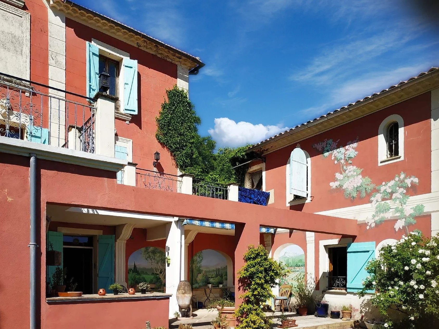 Charming 4-Bedroom Provencal House with Pool in Correns