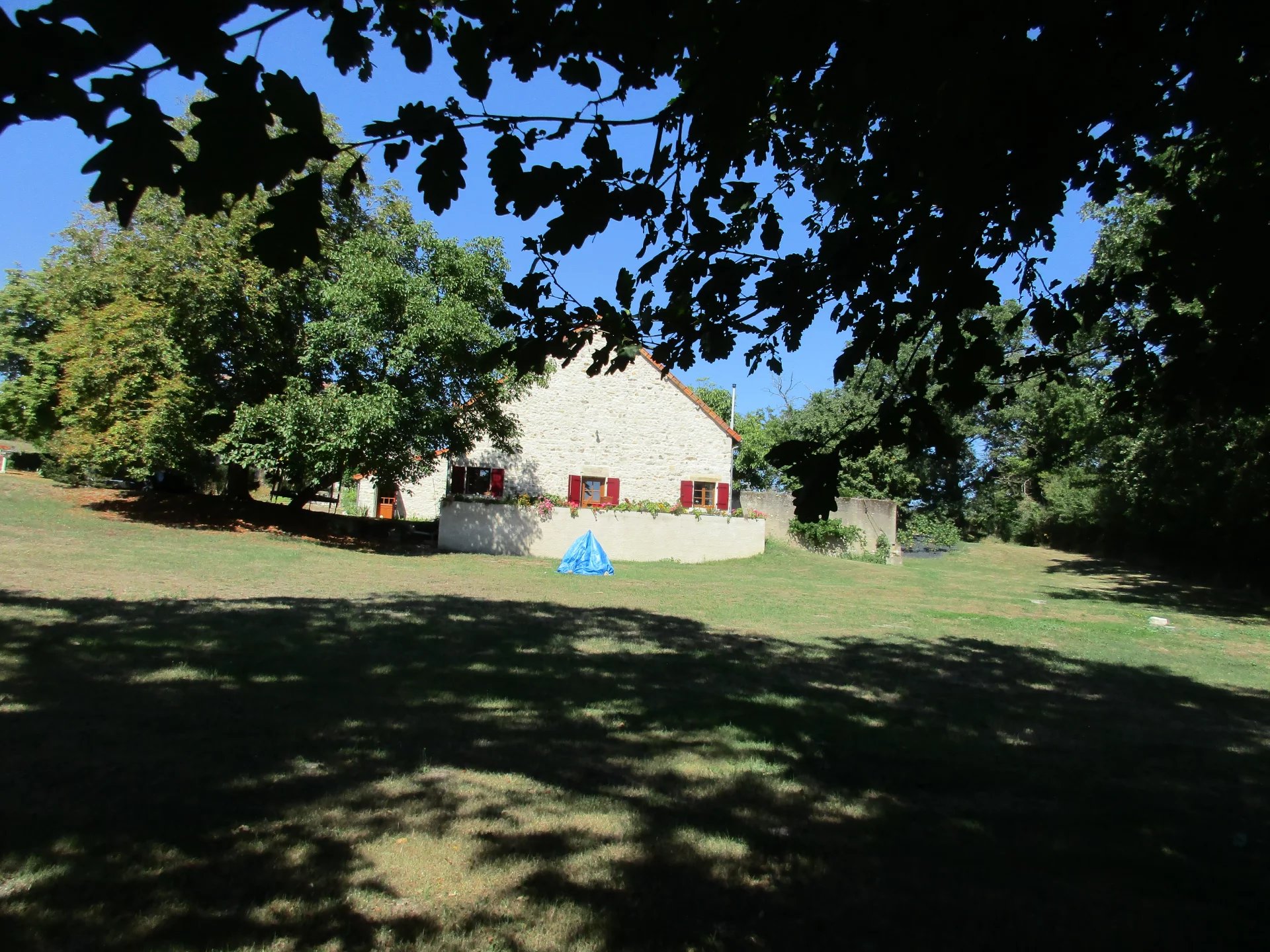 For sale in the Indre 2 houses, barn and 1,5 acres land