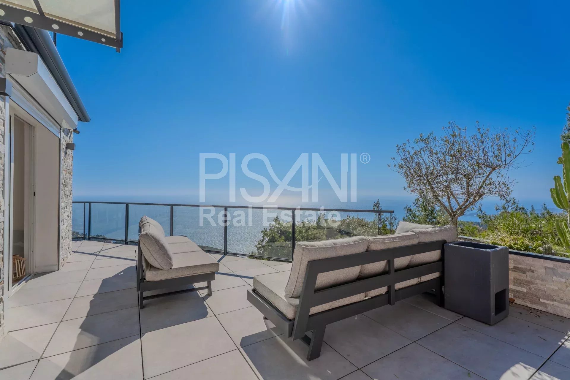 CONTEMPORARY VILLA WITH PANORAMIC SEA VIEW