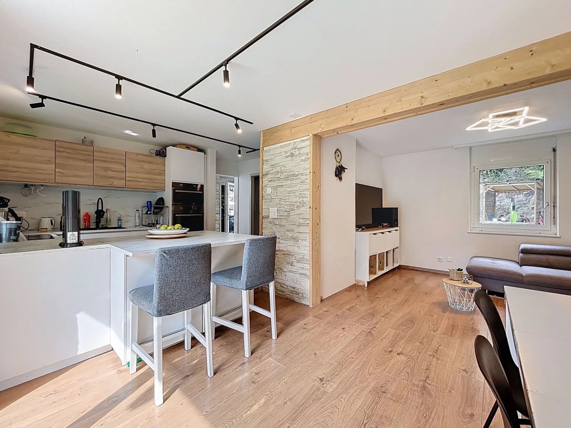 Charmante villa contiguë avec grand jardin