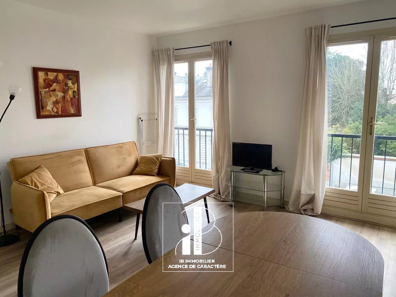 FONTAINEBLEAU T2 - 43 M² - NEAR TOWN CENTER - FURNITURE - PARKING SPACE