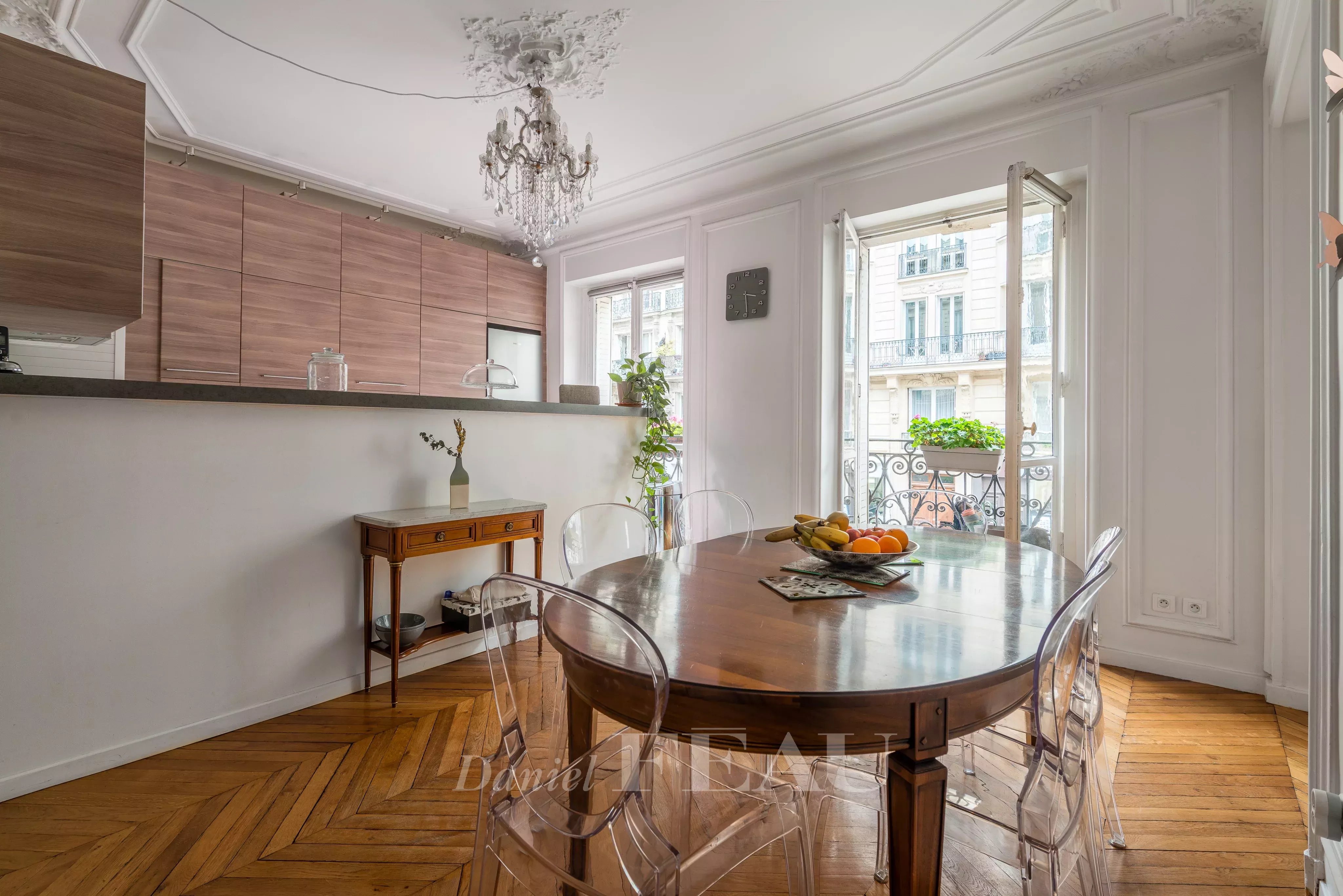 Salle à manger et cuisine partiellement ouverte
