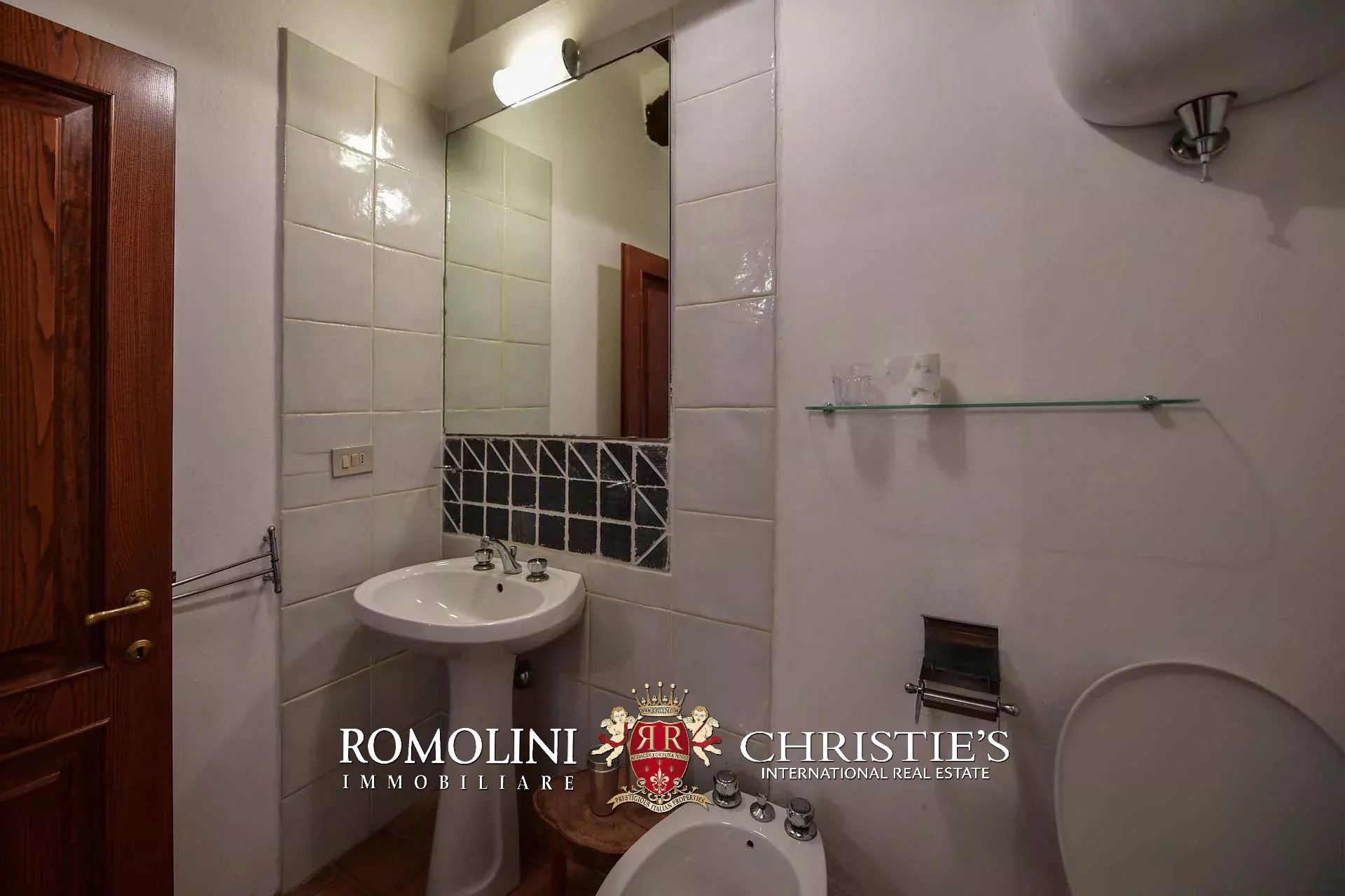 8 Bedroom Villa/Townhouse's Image 47