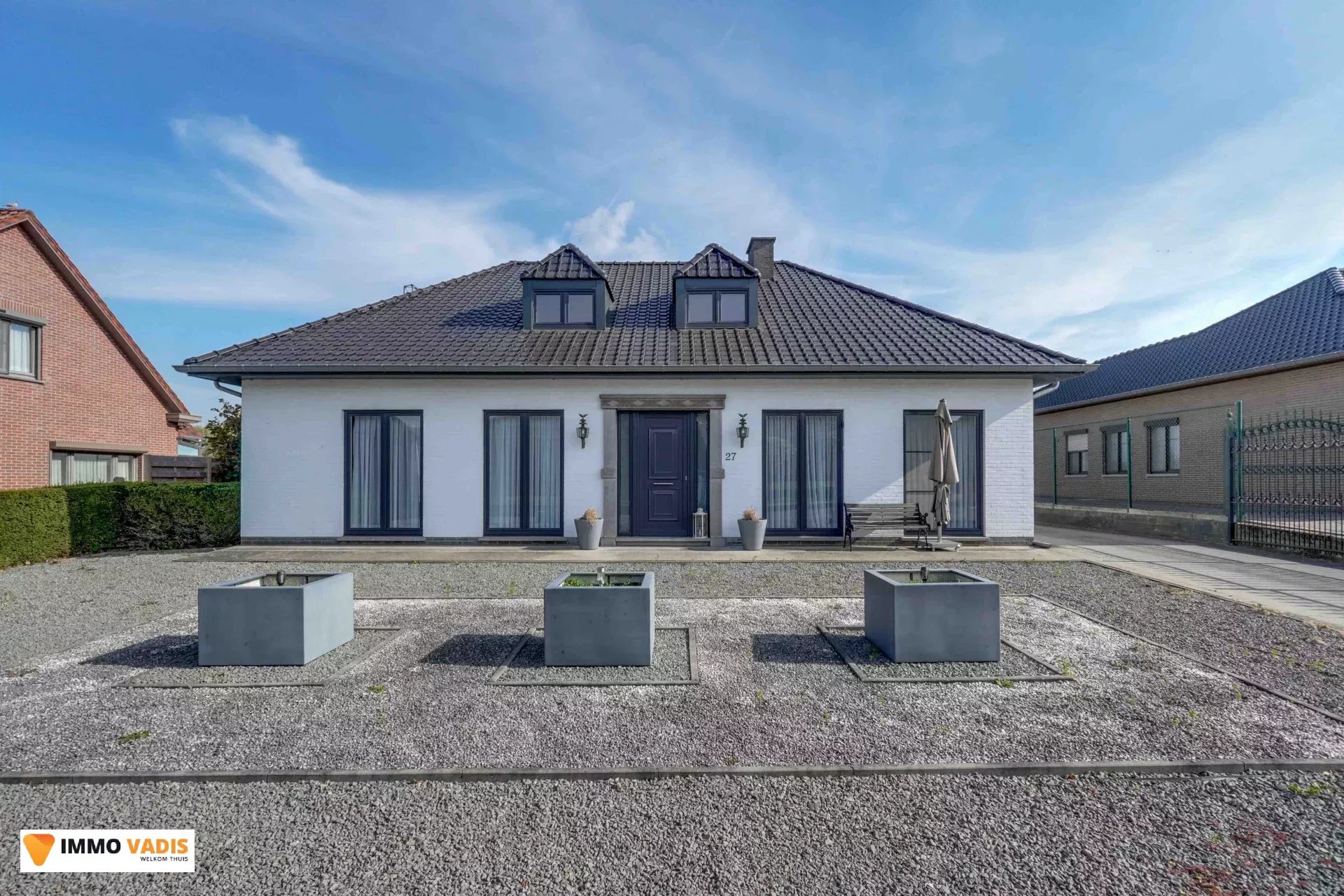 Te koop op lijfrente - Comfortabele villa met drie slaapkamers, twee garages en een magazijn.