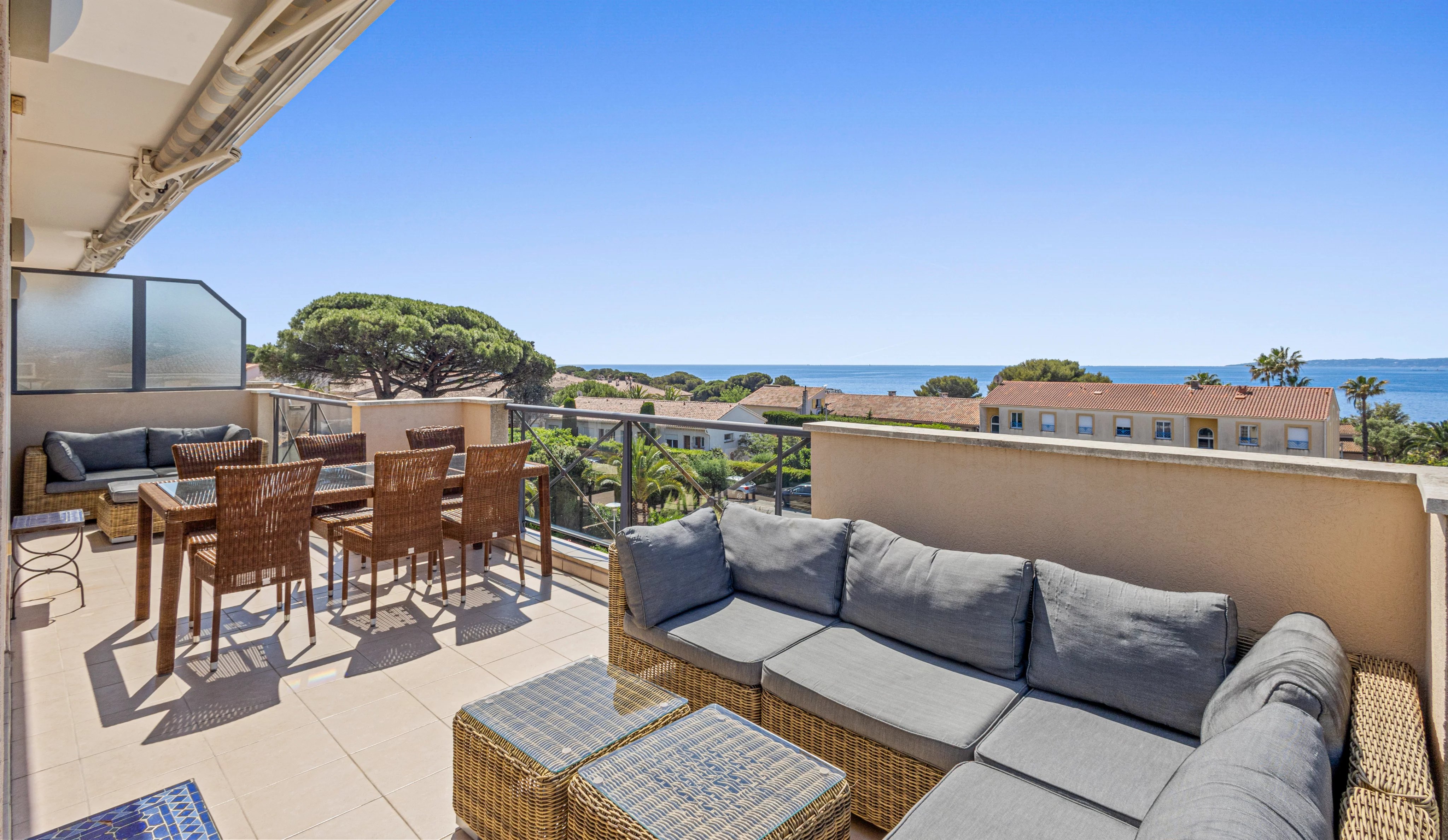 LES ISSAMBRES – Centre : Appartement 4 pièces avec vue panoramique mer, terrasse, garage et piscine