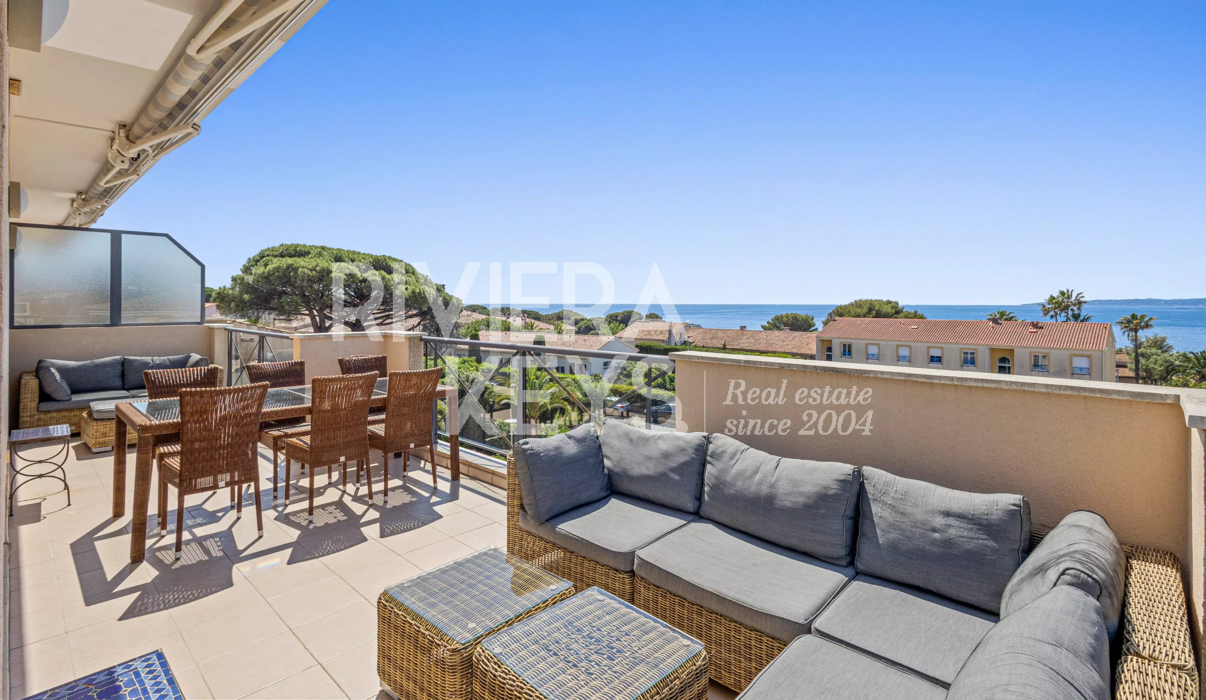 LES ISSAMBRES – Centre : Appartement 4 pièces avec vue panoramique mer, terrasse, garage et piscine