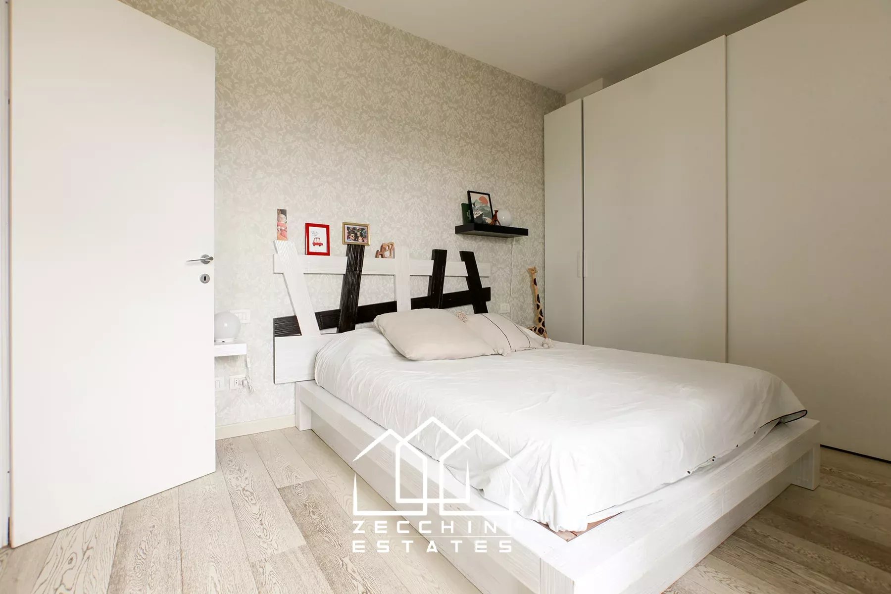 Pleasant one-bedroom with large terrace.