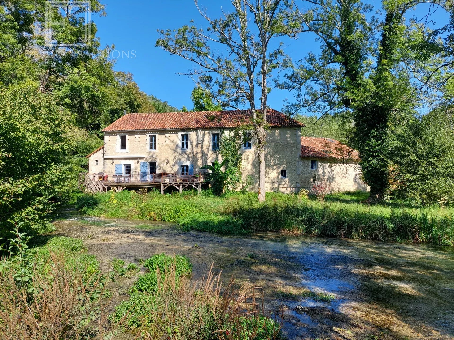 Moulin sur 2,4 ha avec piscine, tennis...