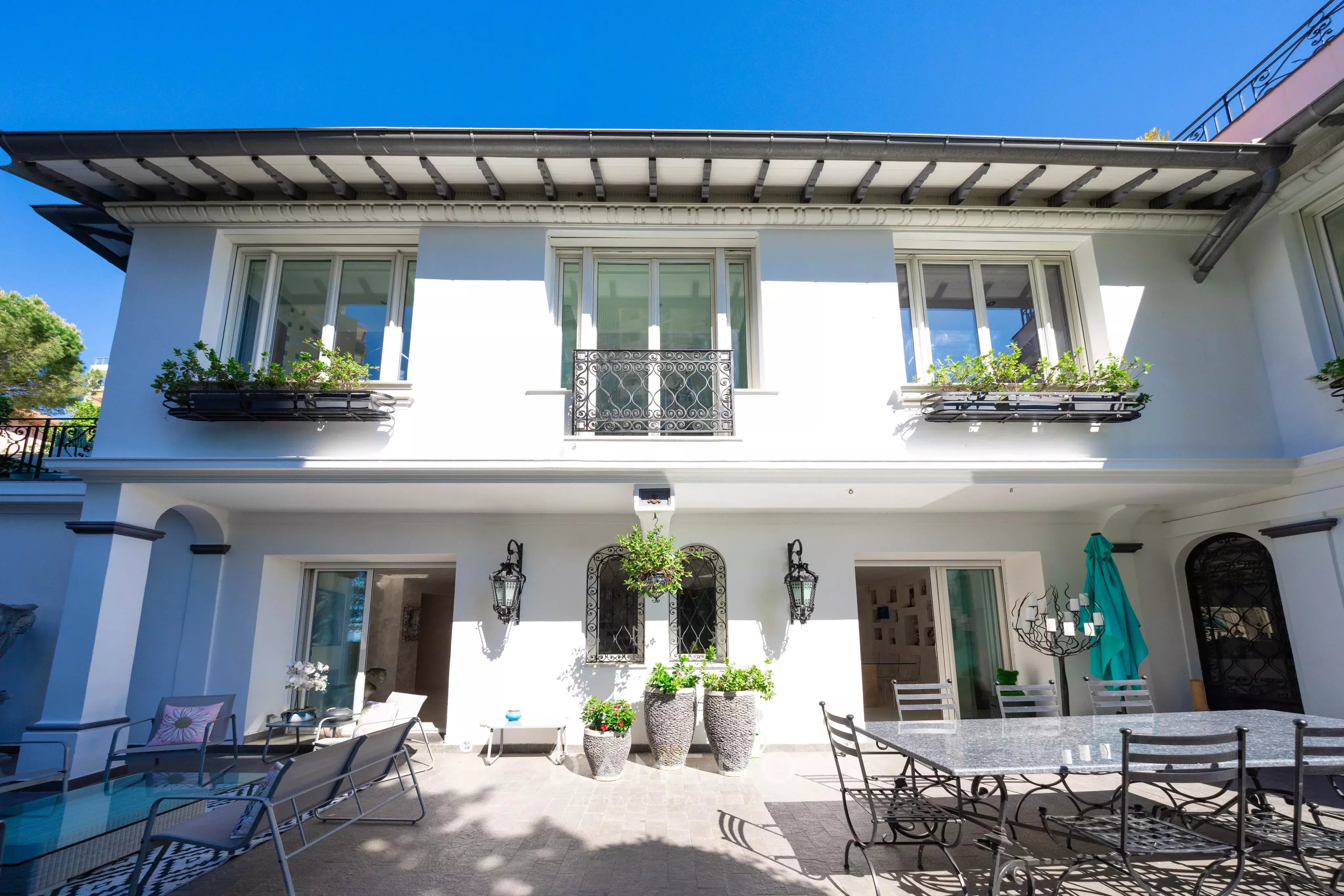 VILLA CON PISCINA IN VENDITA A MONACO