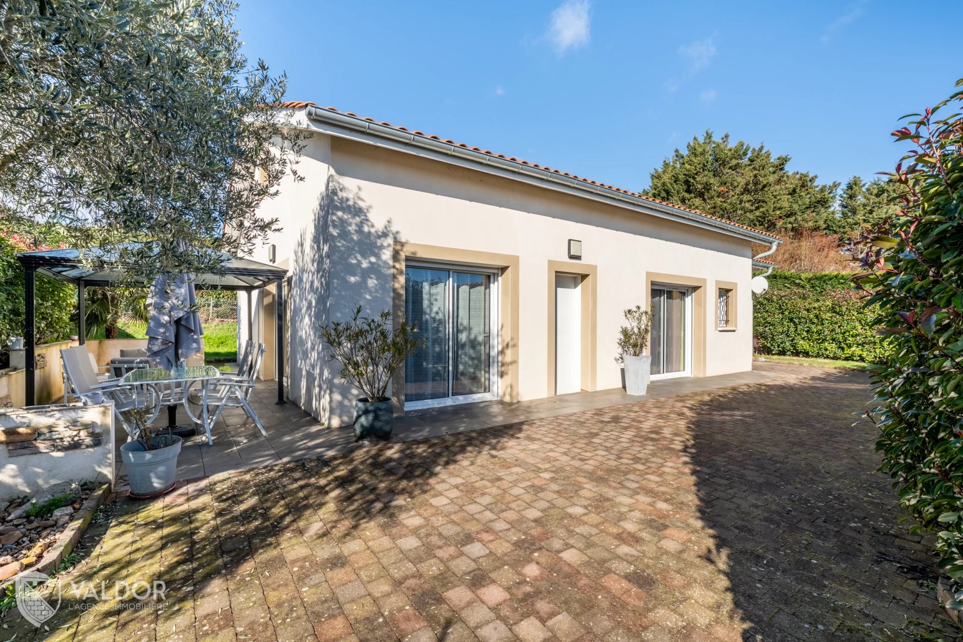 Maison de plain-pied avec mezzanine, calme et cadre privilégié à Fleurie