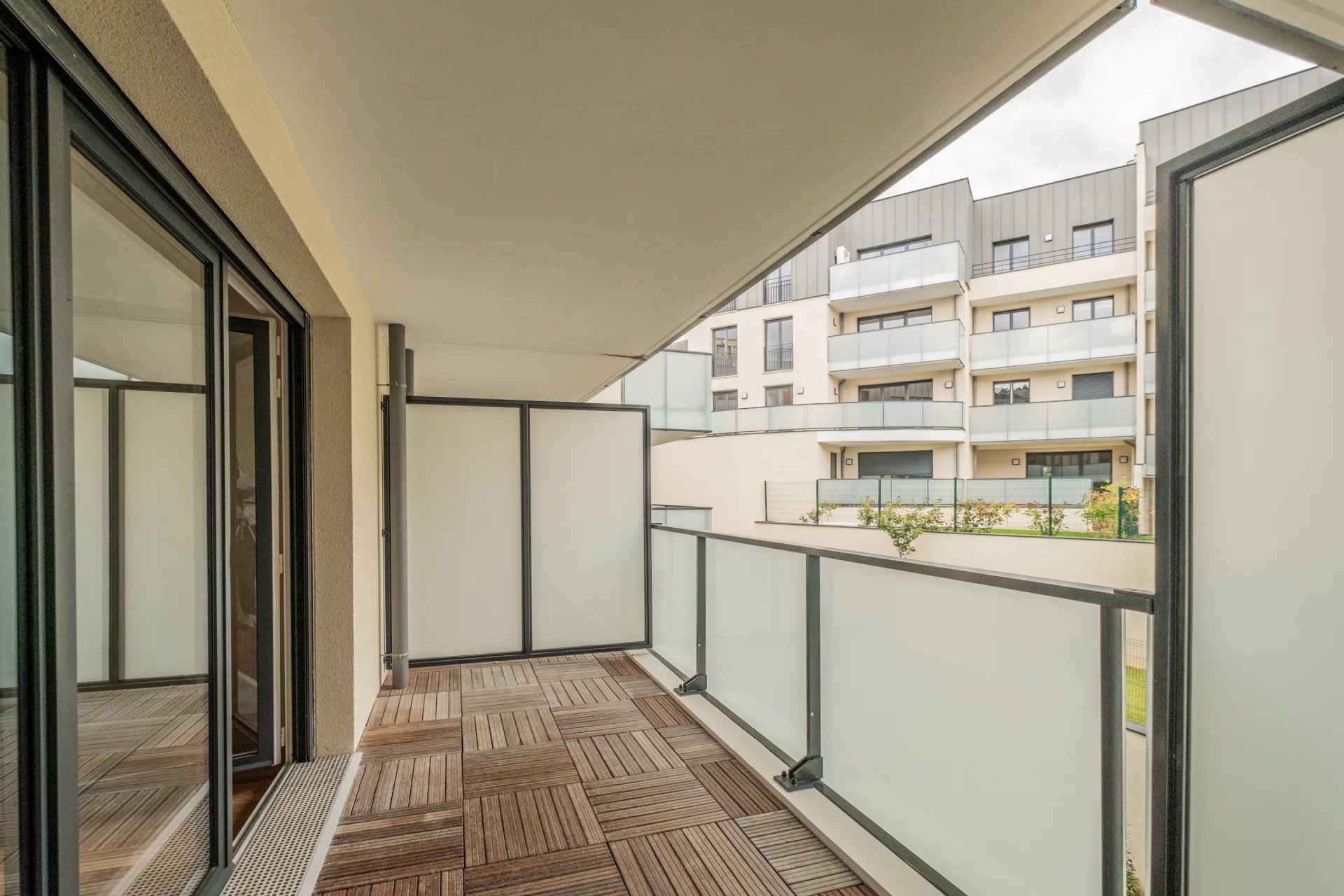 A LOUER VIDE - SUPERBE 3 PIECES DE 90 M2 - APPARTEMENT NEUF - BALCONS - PARKING - CAVE