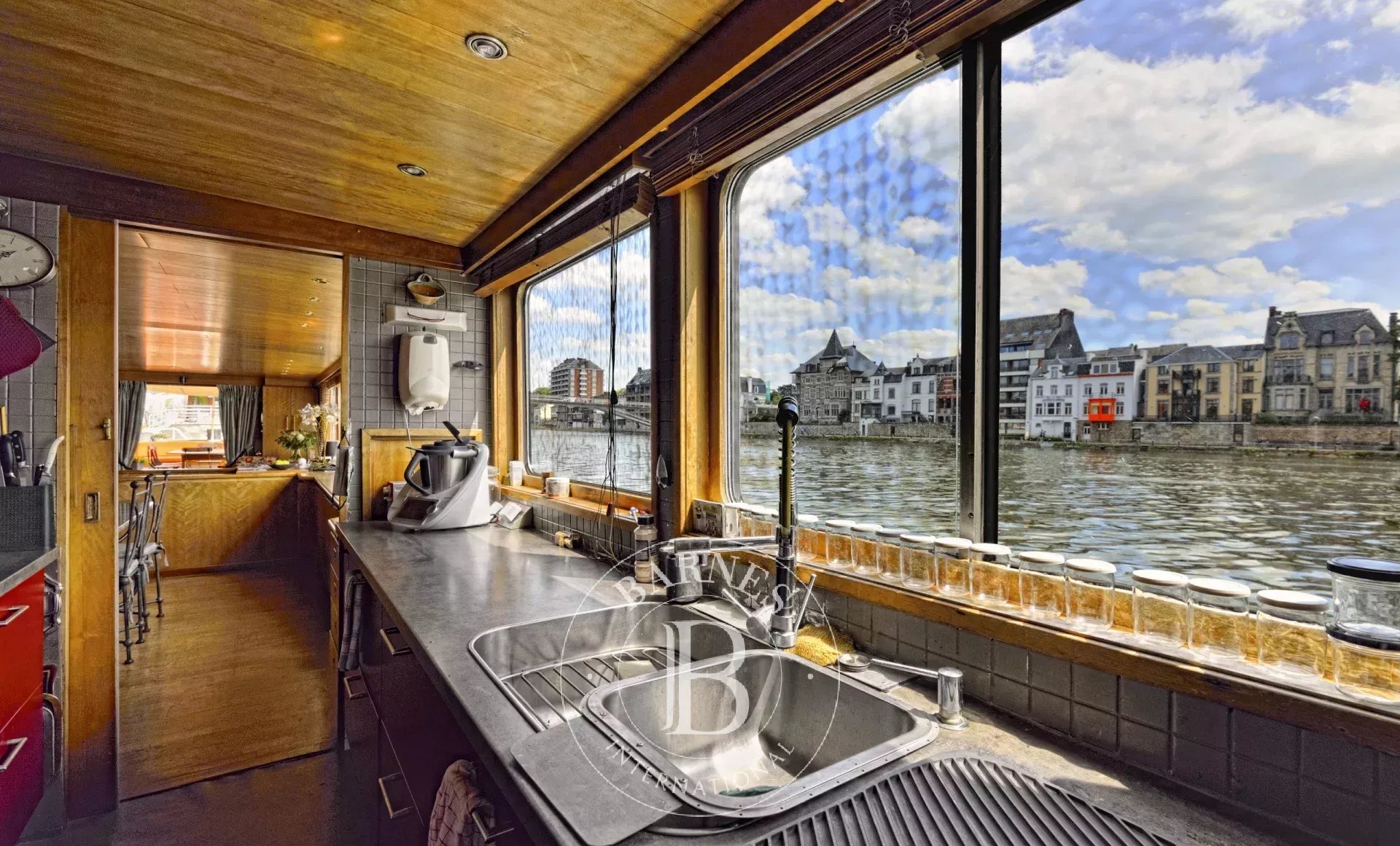 OPTION - Spacious and elegant 6-cabin houseboat