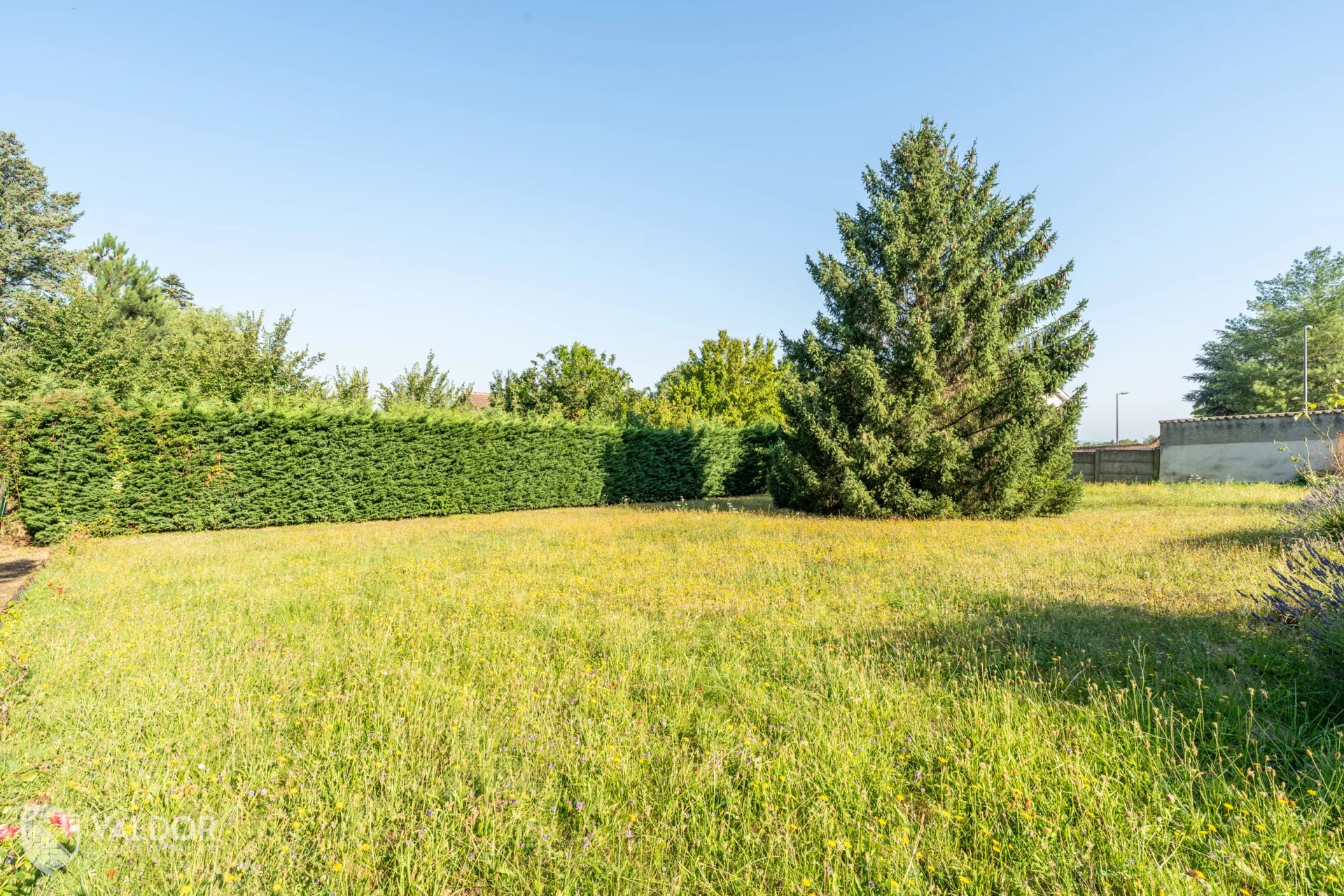 Terrain constructible de 985 m2 - Les Chères (69380)