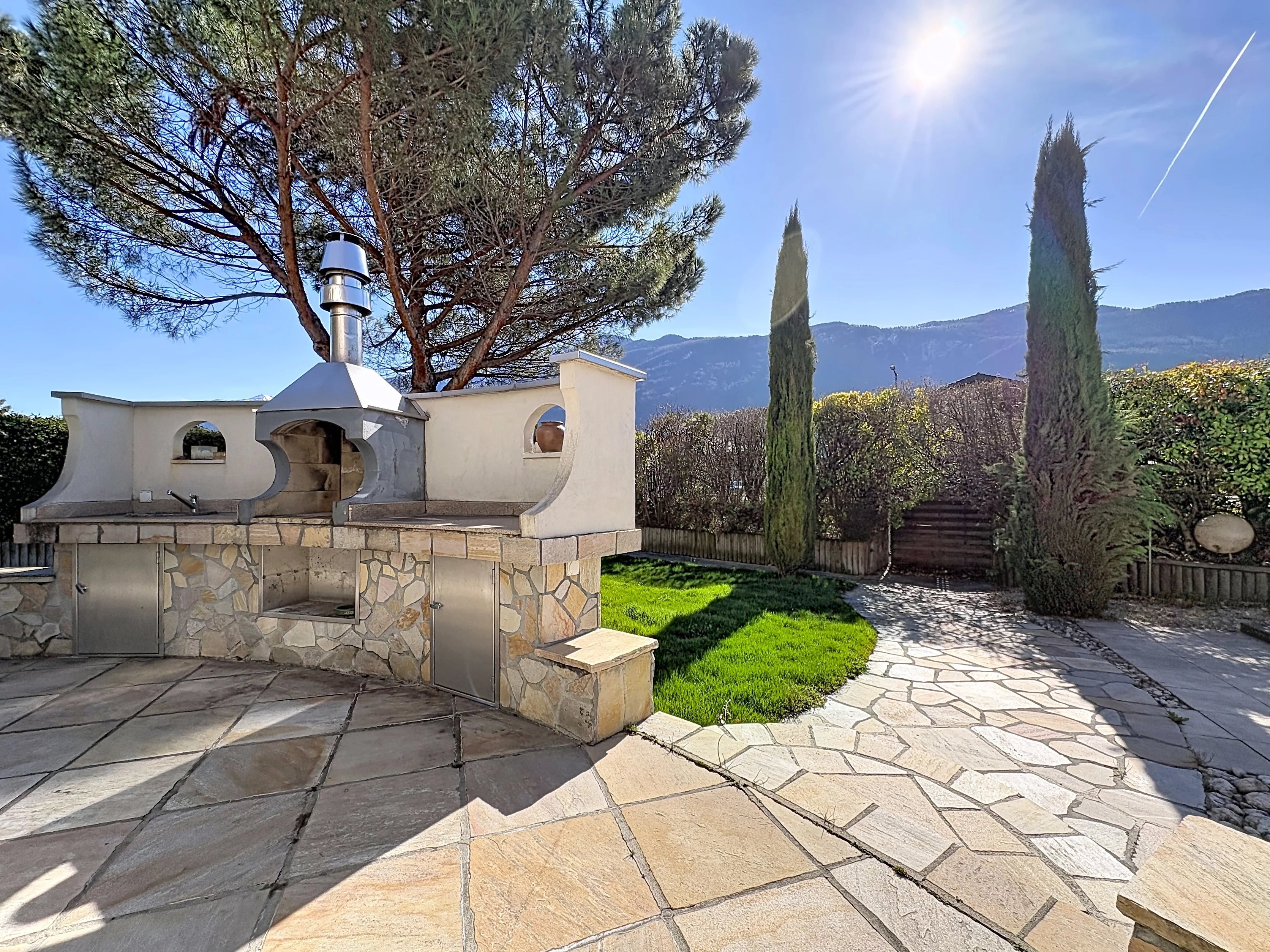 Spacieuse villa 5.5 pièces avec piscine et jardin