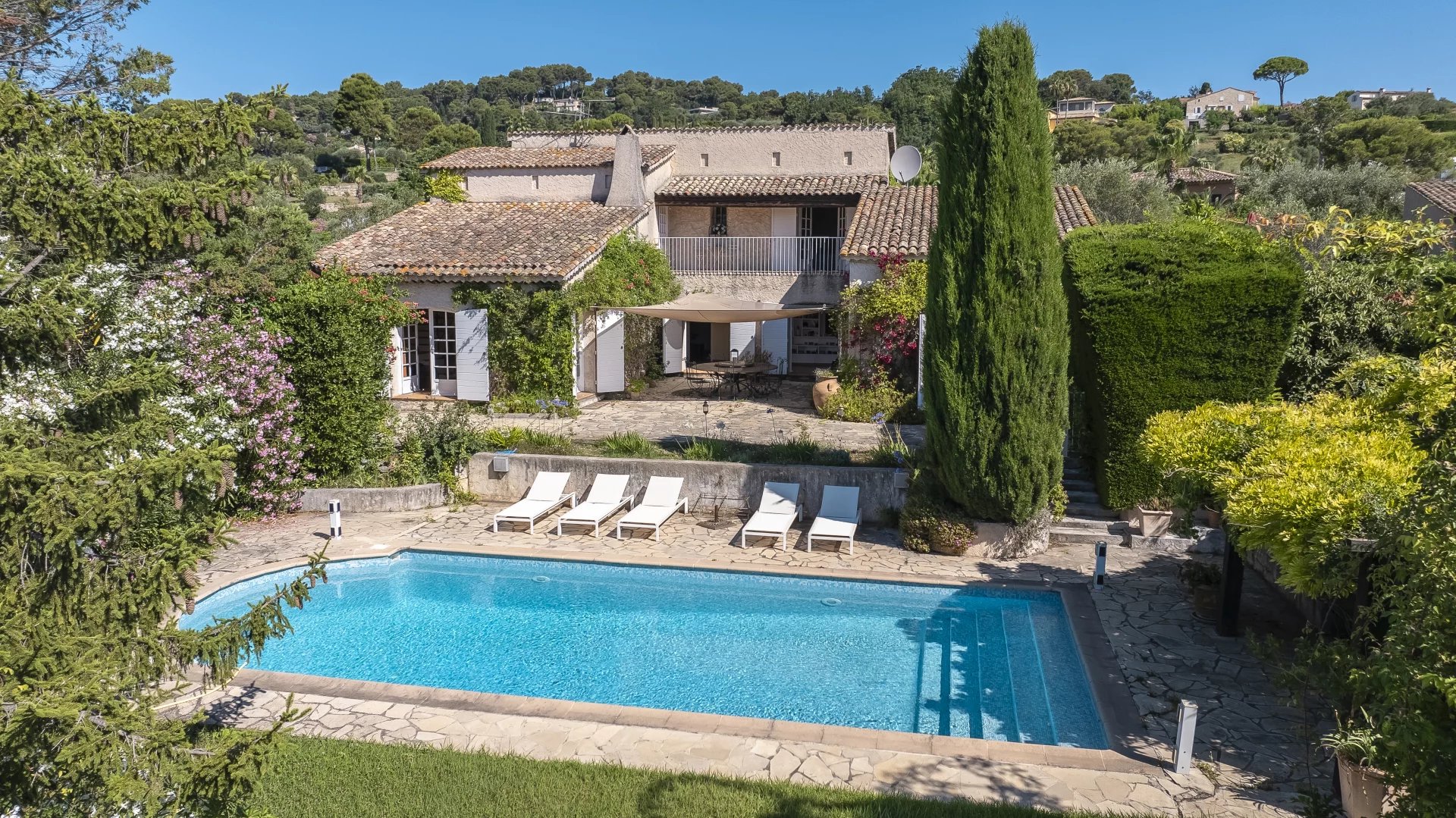 MOUGINS - BELLE VILLA PROVENCALE