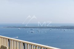 Contemporary 4-room apartment with panoramic sea view — photo 3 of 7