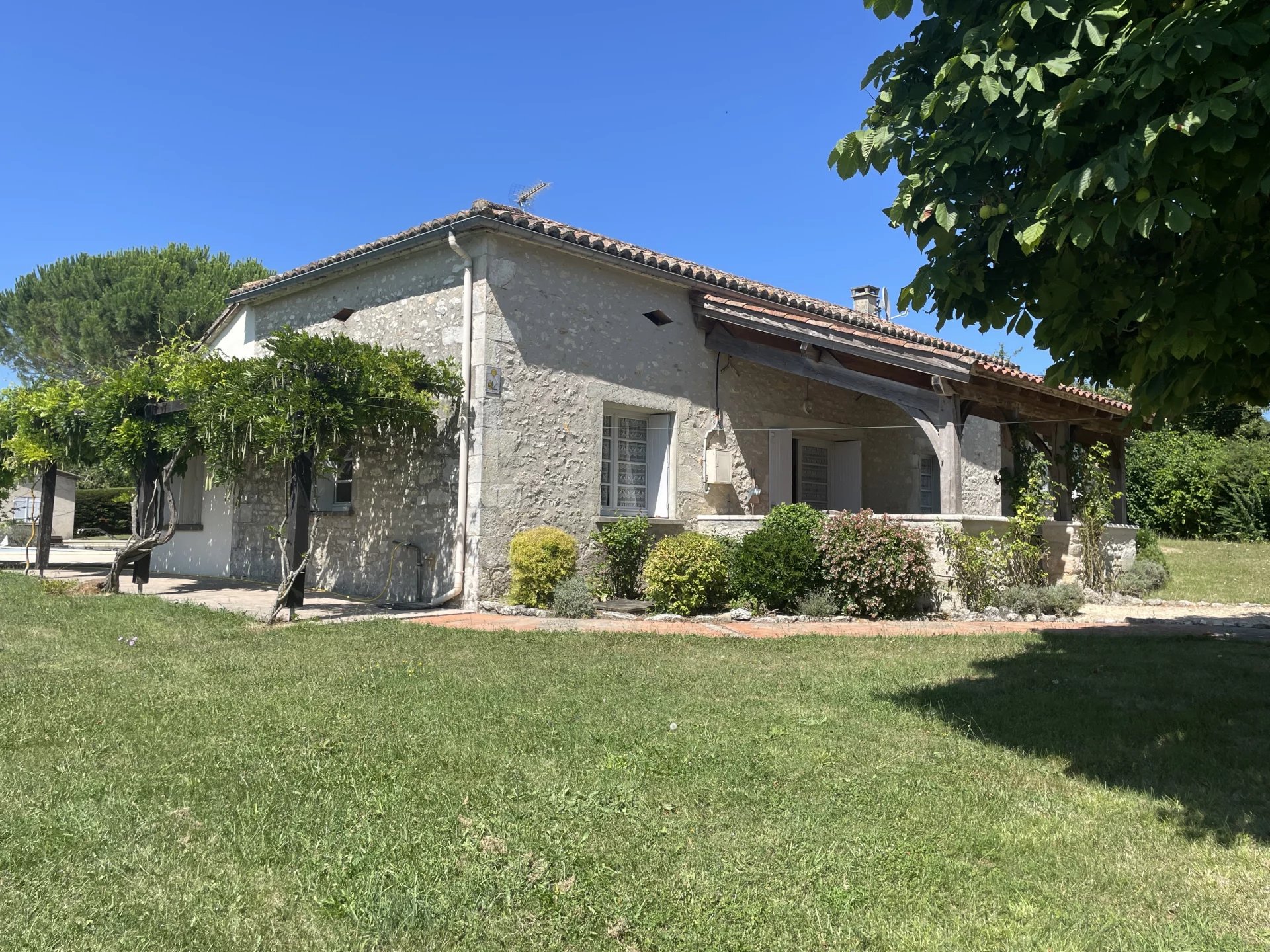 Jolie ferme proche d'une bastide animée