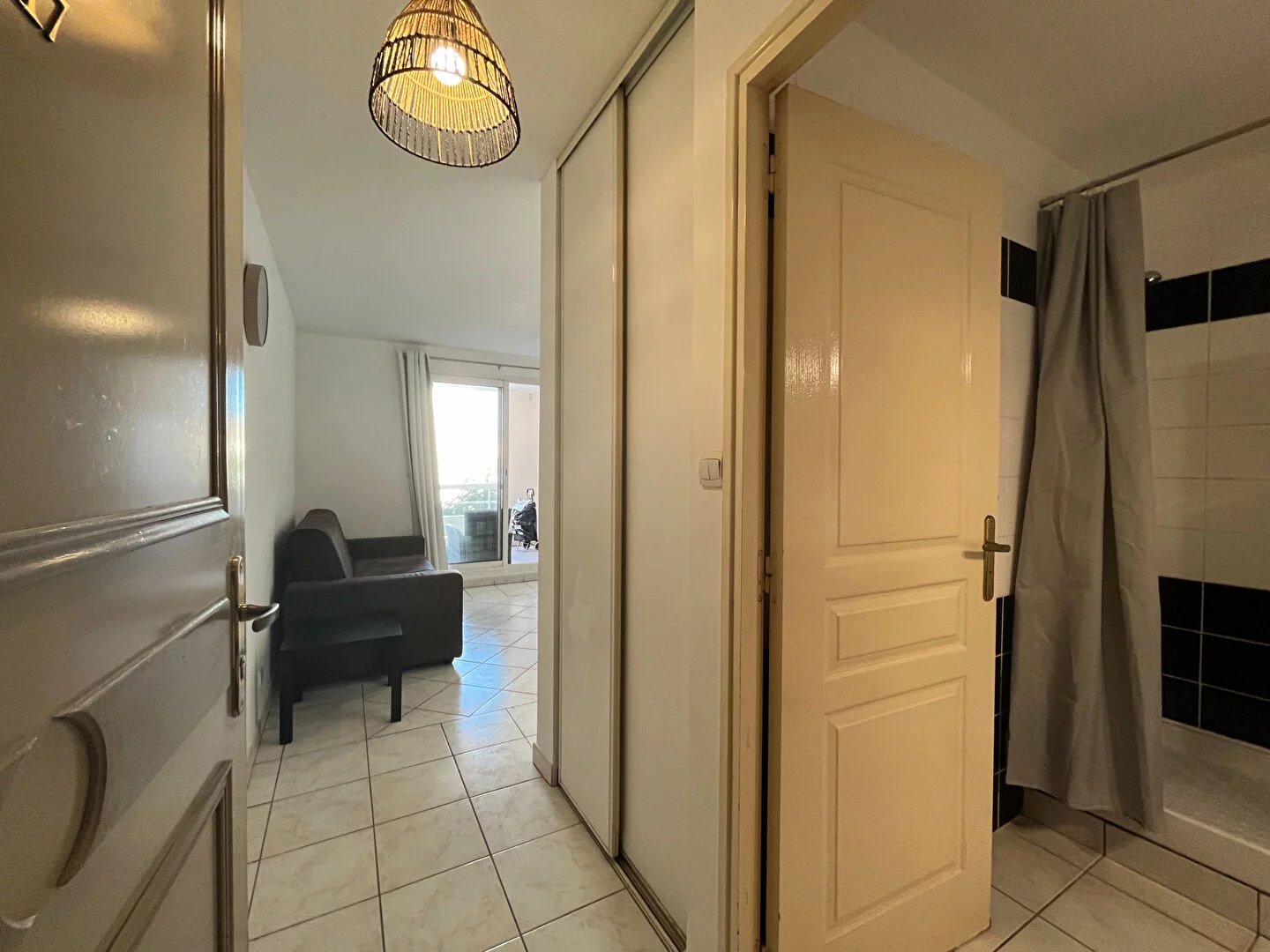 A LOUER - Sainte-Clotilde - Studio meublé avec varangue