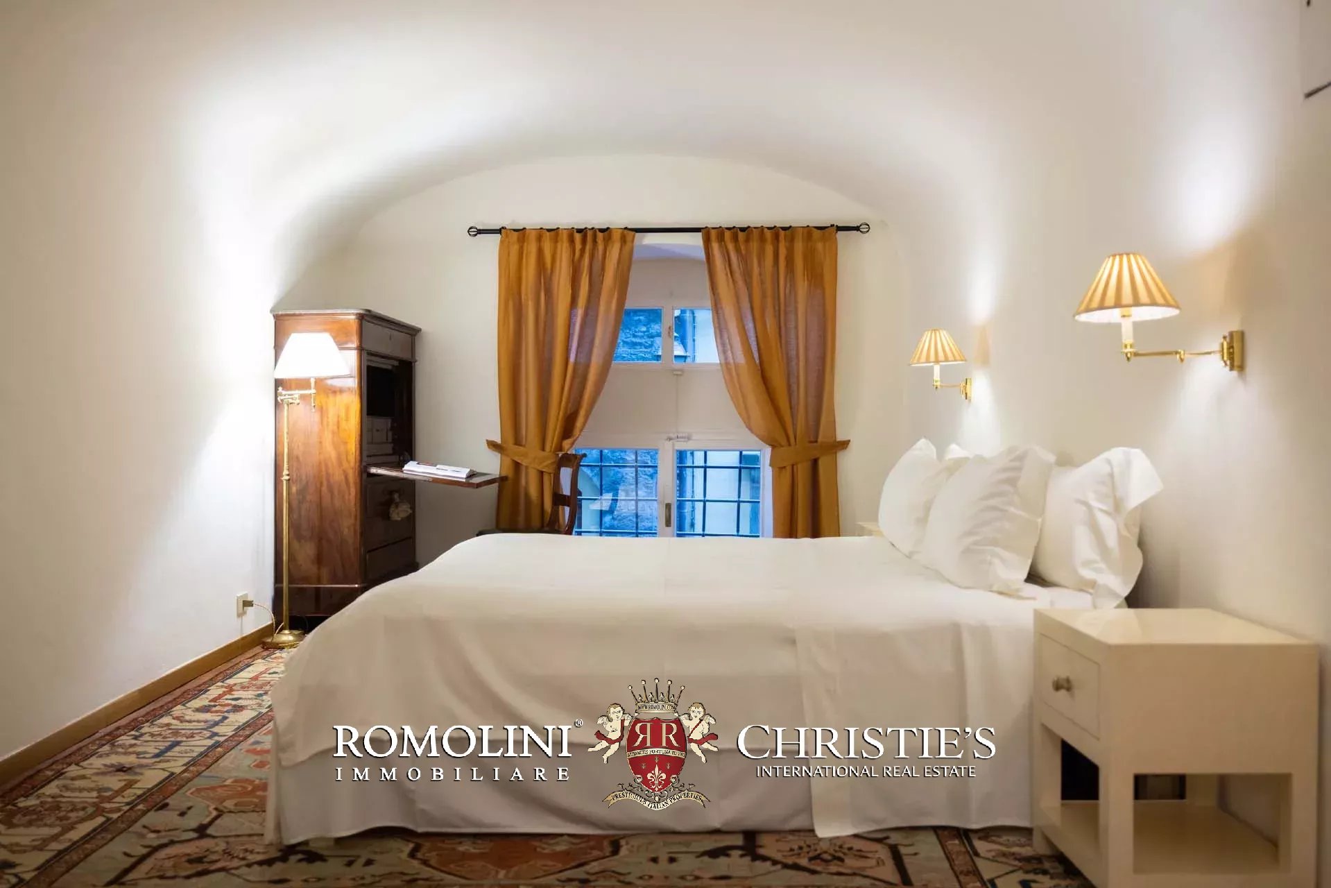 PRACHTVOLLER RESTAURIERTER PALAZZO MIT BLICK AUF DAS HISTORISCHE ZENTRUM VON FLORENZ ZU VERKAUFEN