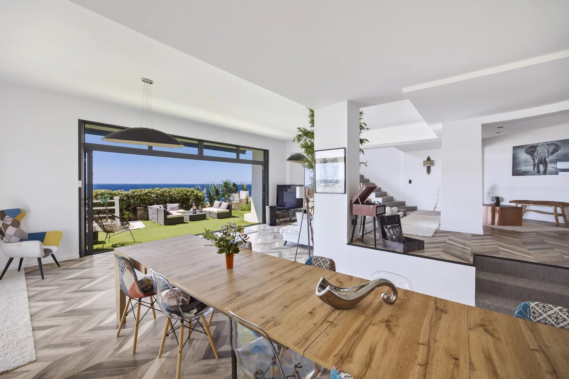  Image of Villa - 4 Bedrooms for Sale in Alpes-Maritimes-Nice-France, Image 9