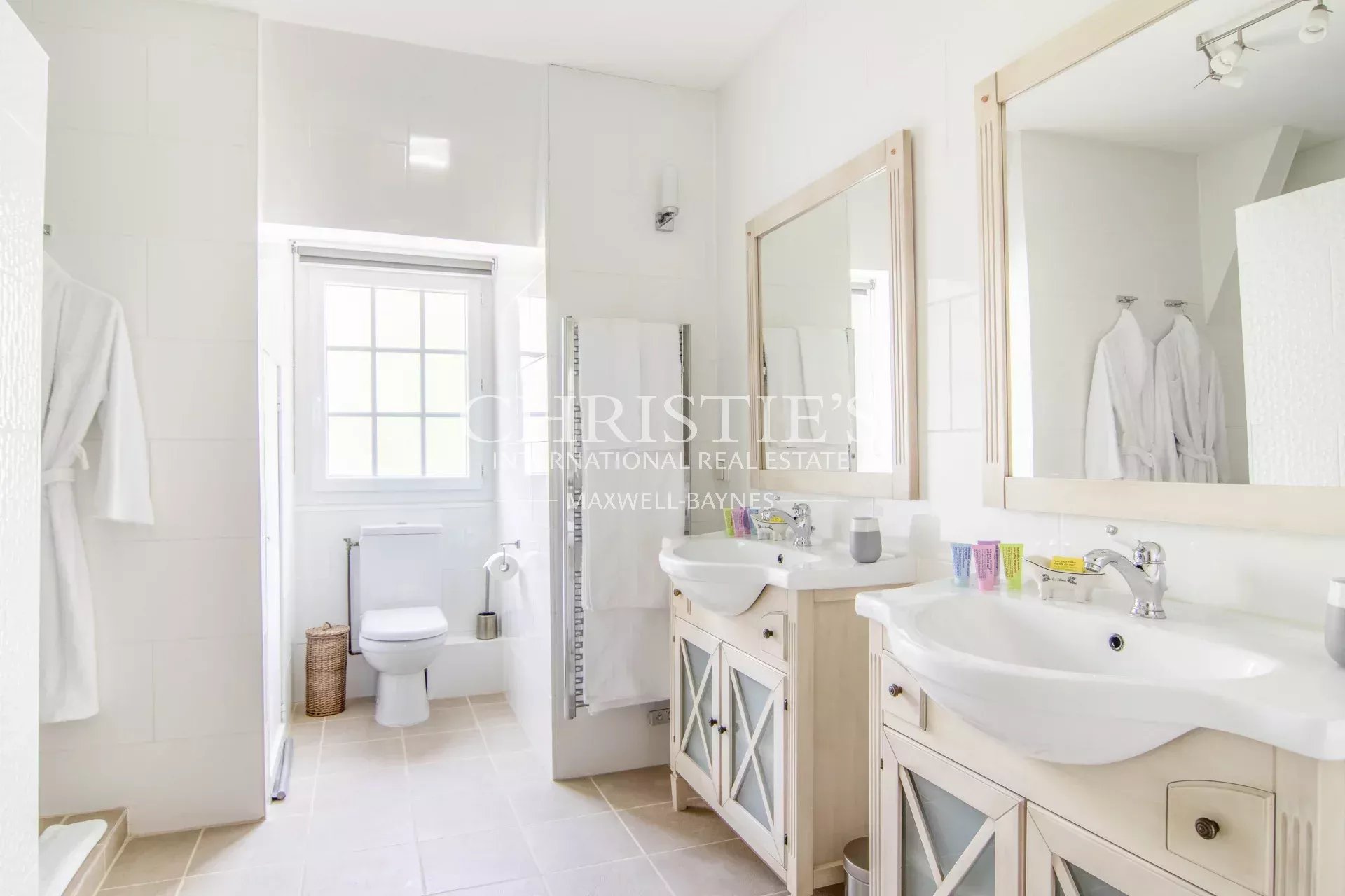 10 Bedroom Villa/Townhouse's Image 20