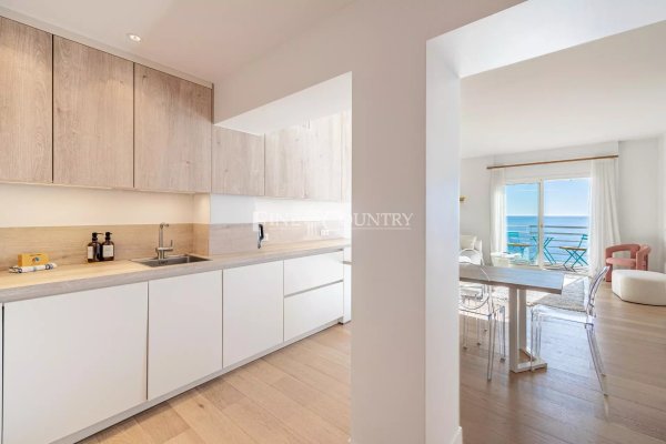 Seafront Apartment For Sale in Cannes — photo 4