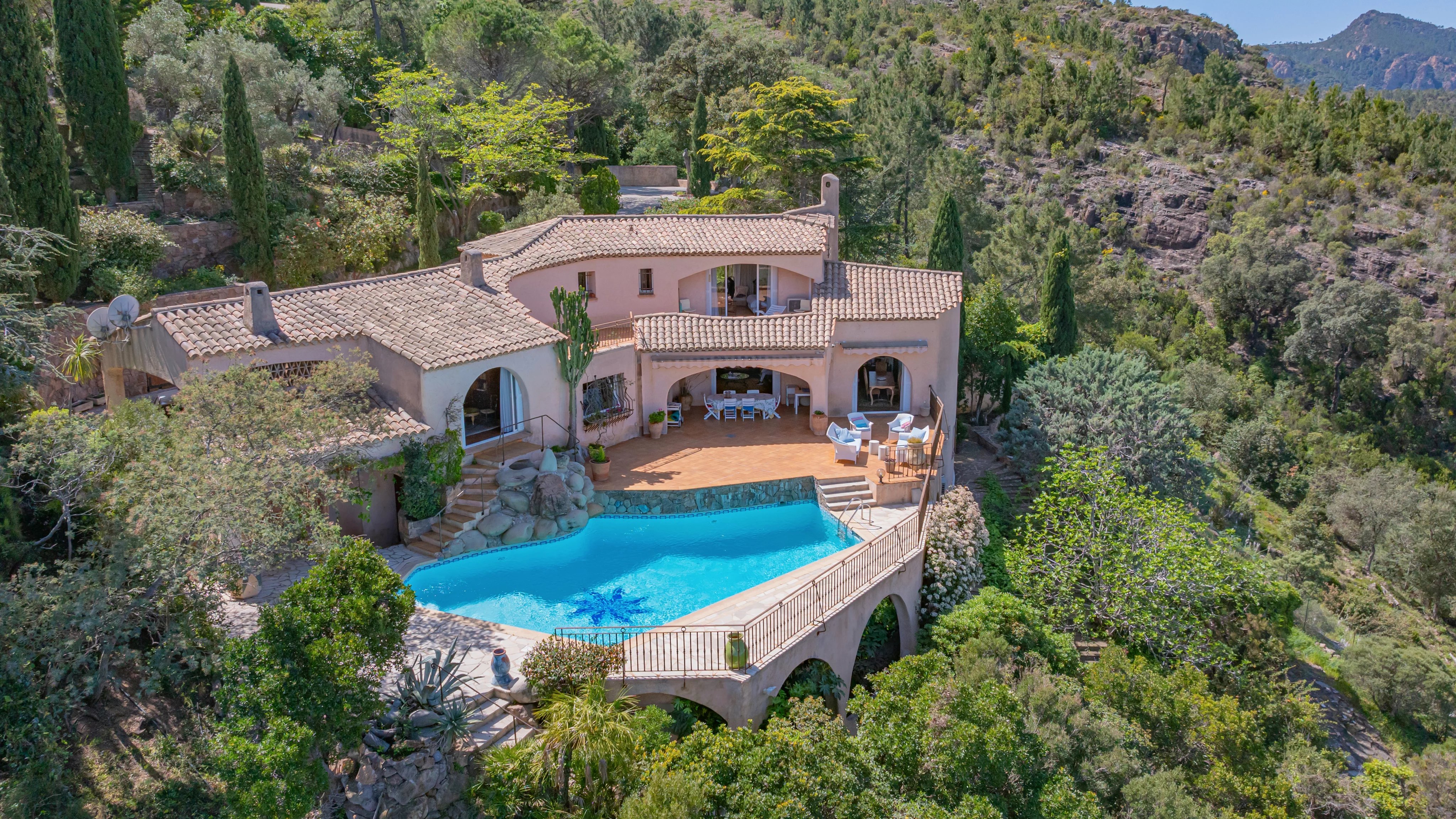 Sole agent– Couelle-Style Architect’s Villa with Sea & Estérel Views