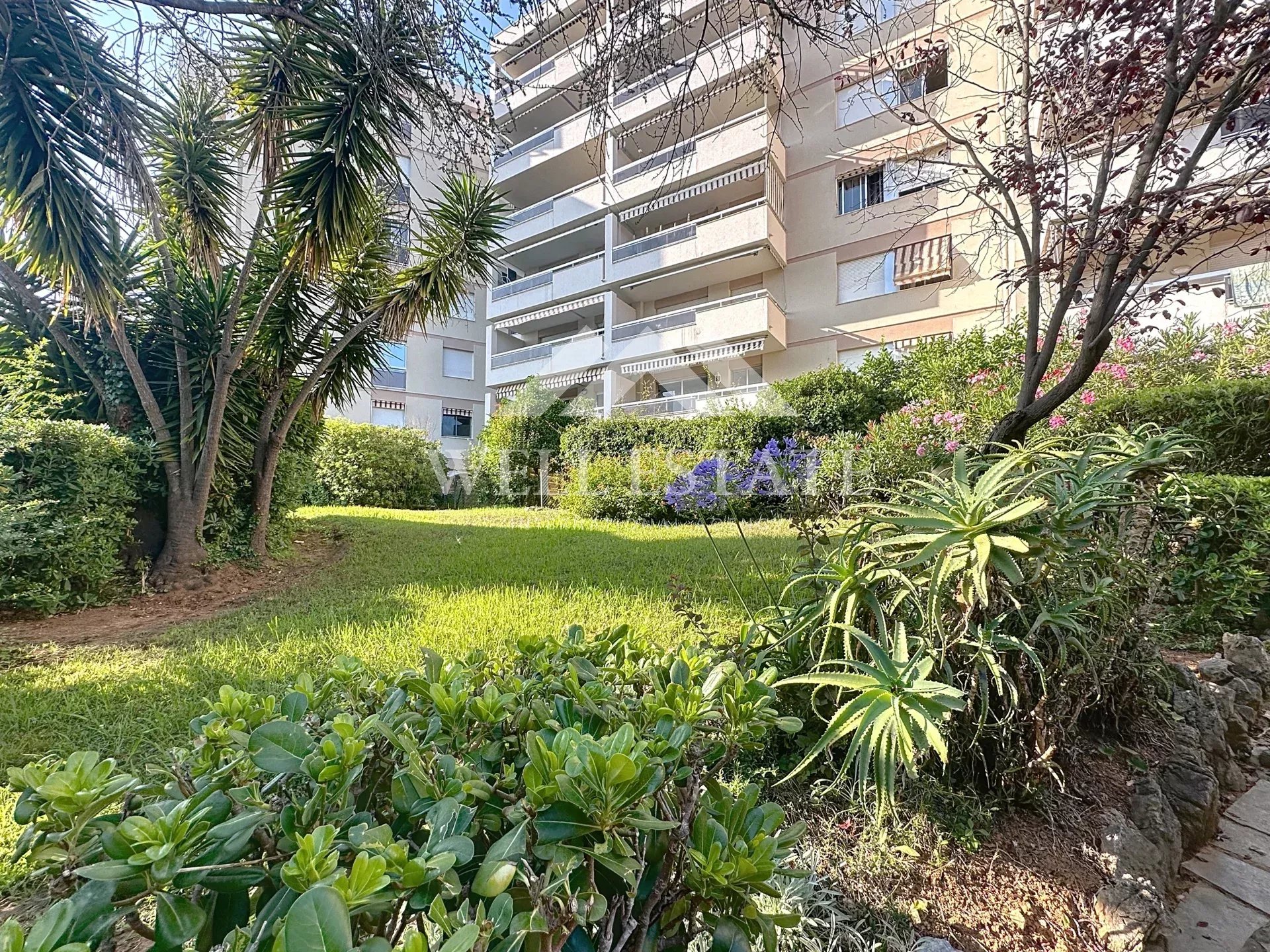 Corniche Fleurie – Top-floor furnished studio, quiet, in a high-end residence with swimming pool.