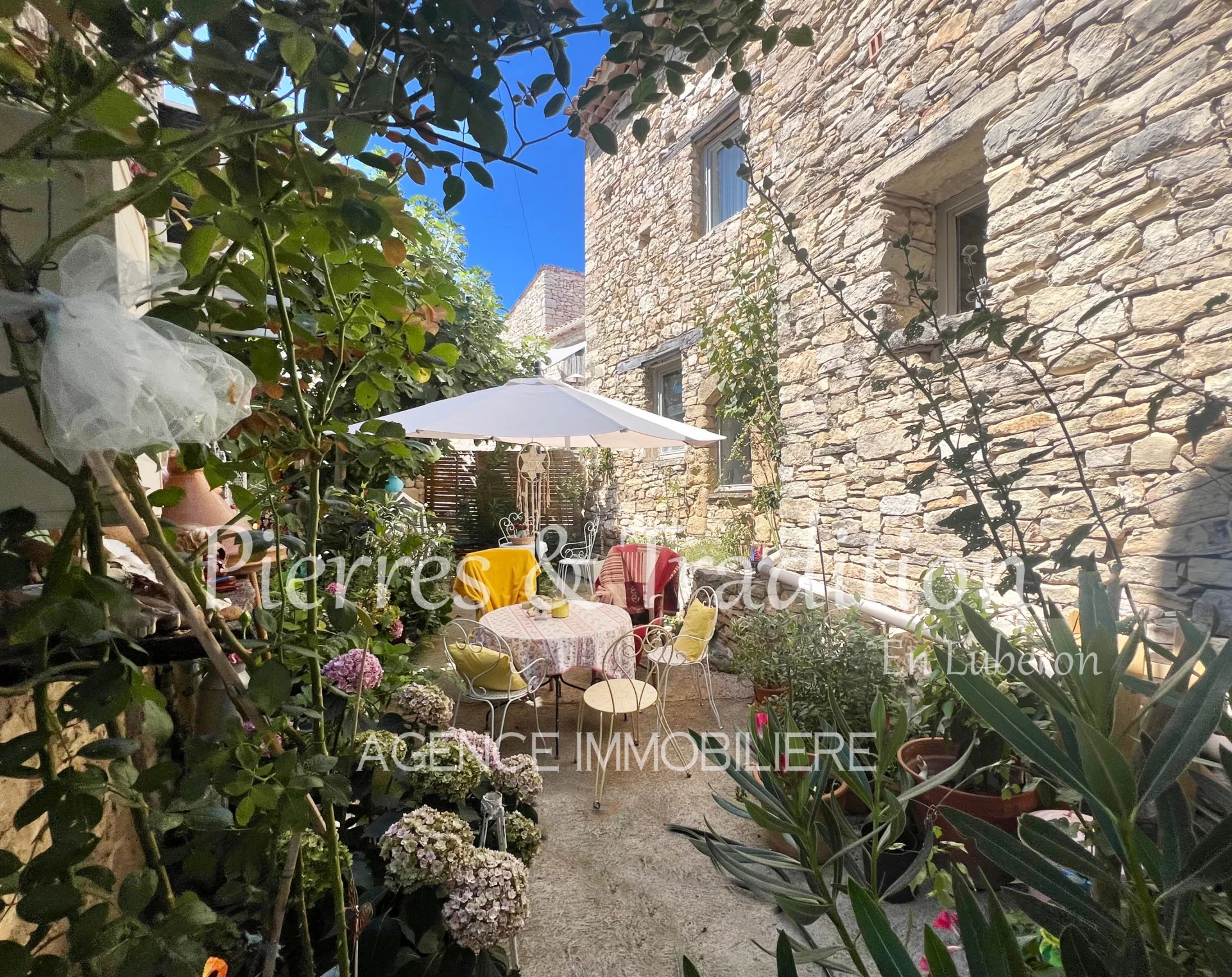 Authentic stone village house with courtyard in Ste Croix à Lauze