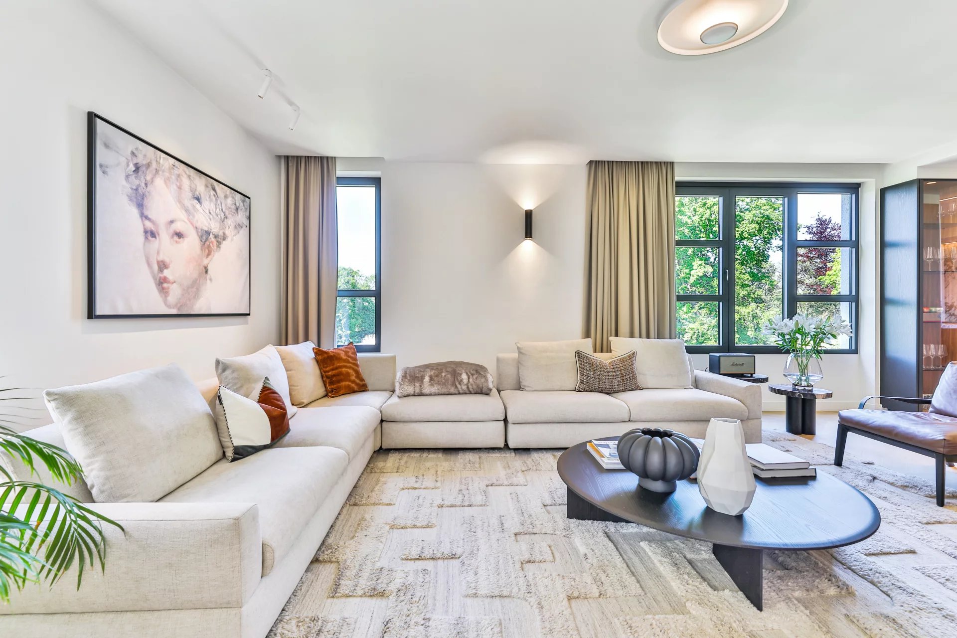 Exceptional renovated 3-suite apartment with terrace and 2-car garage